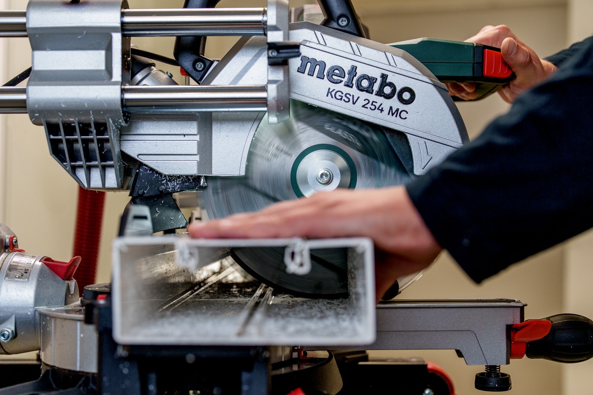 Metabo 615254000 KGSV 254 MC Pila za rezanje pod uglom s funkcijom povlačenja