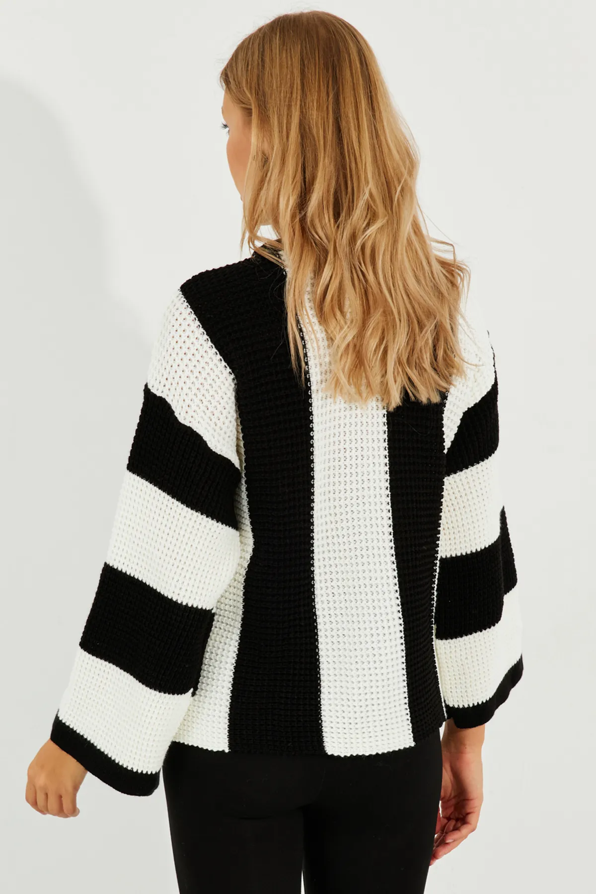 Cool & Sexy  Ecru-schwarz gestreifter Strickpullover für Damen SF2507