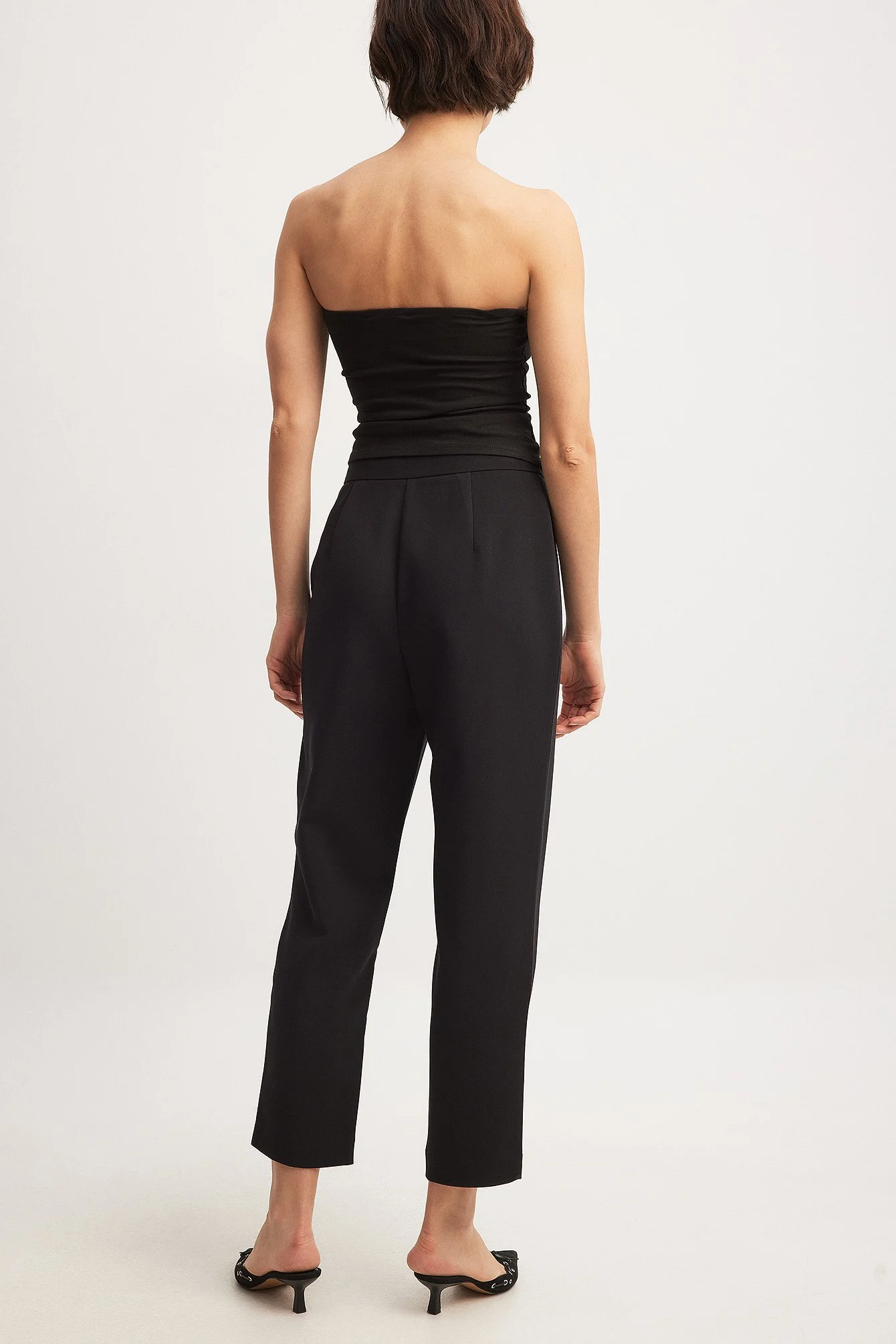 Schmal zulaufende Hose mit hoher Taille