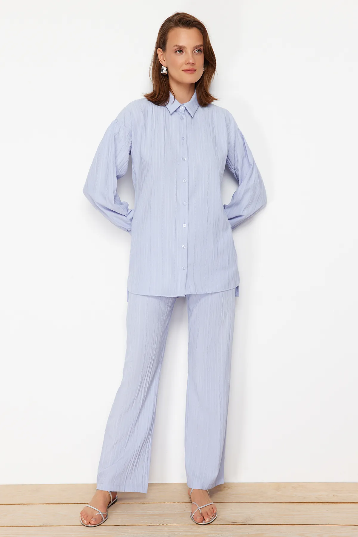 Trendyol Modest  Hellblaues gewebtes Hemd-Hosen-Set mit langem Rücken und weitem Bein TCTSS22US0030