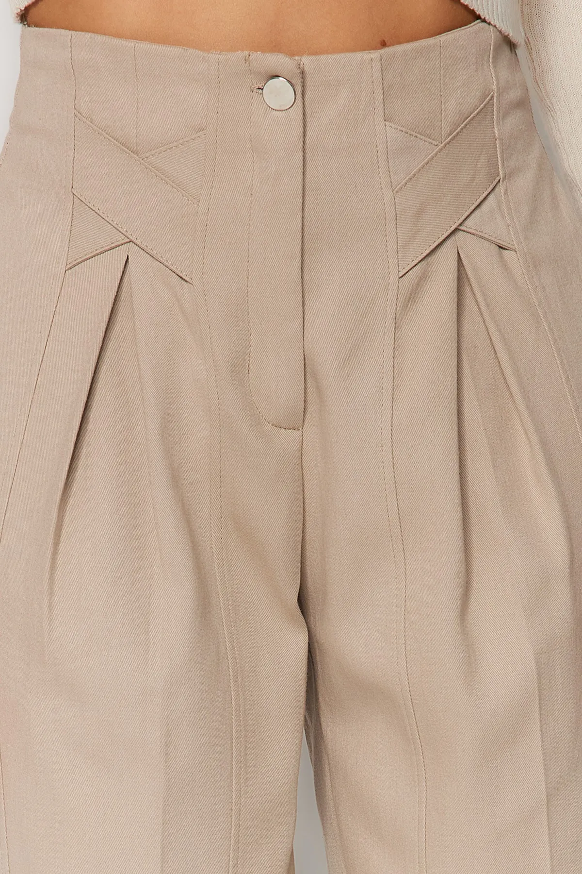 Trendyol Collection  Nerzfarbene, gewebte Hose aus Baumwolle mit Karottenmuster und Streifendetails TWOAW22PL0342