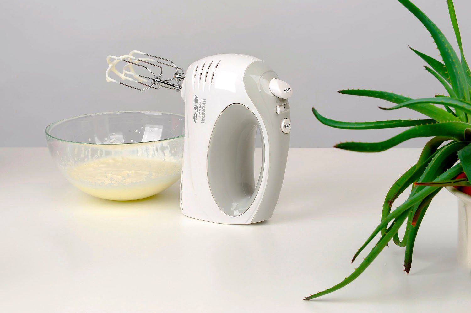 Hyundai Handmixer HM706, 220 W, 90dB, 2x Knet-und 2x Schneebesen, 5 Geschwindigkeiten inkl. Turbomodus
