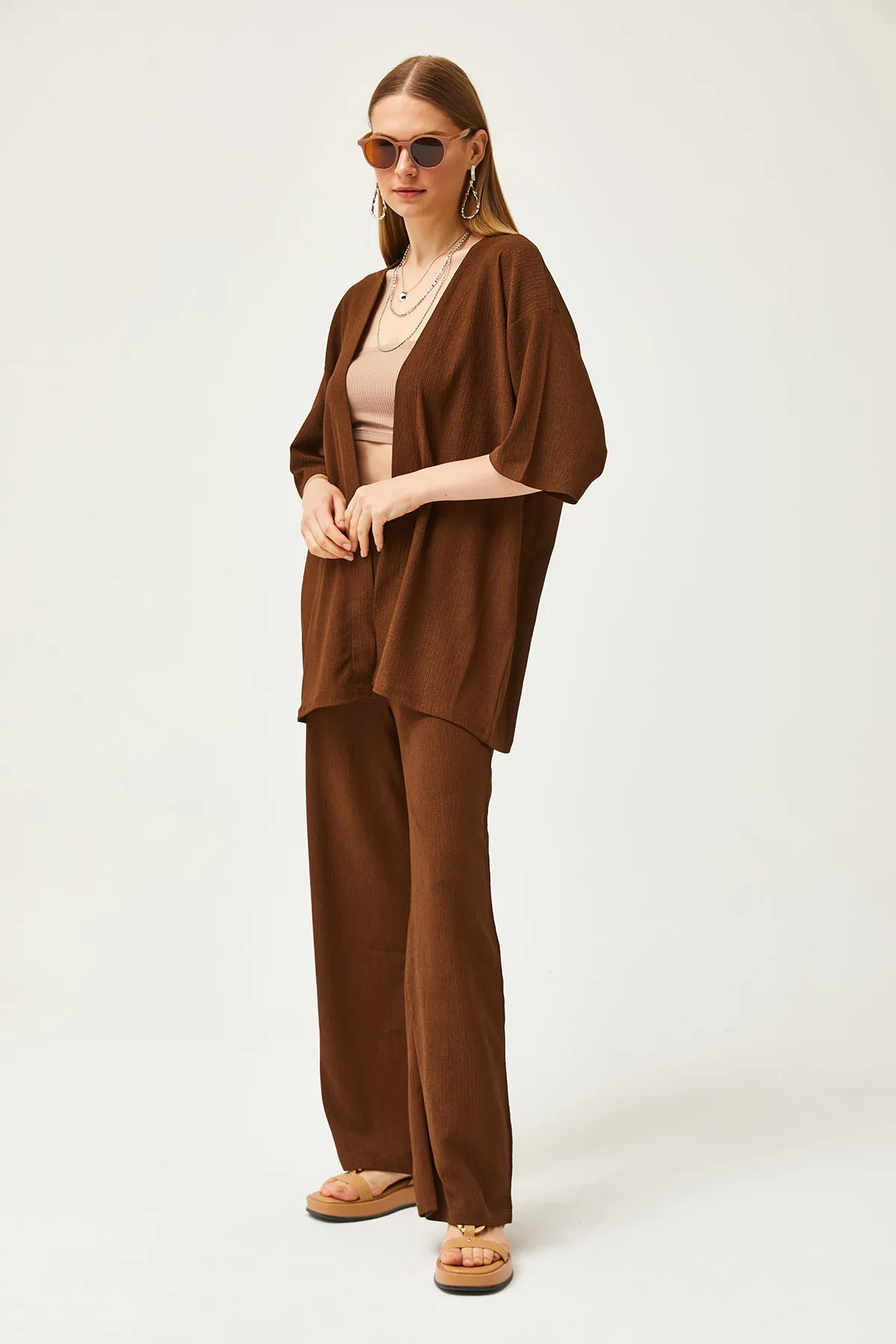 Olalook  Bitterbraunes Set aus Oberteil und Kimono sowie Hose für Damen TKM-19000280