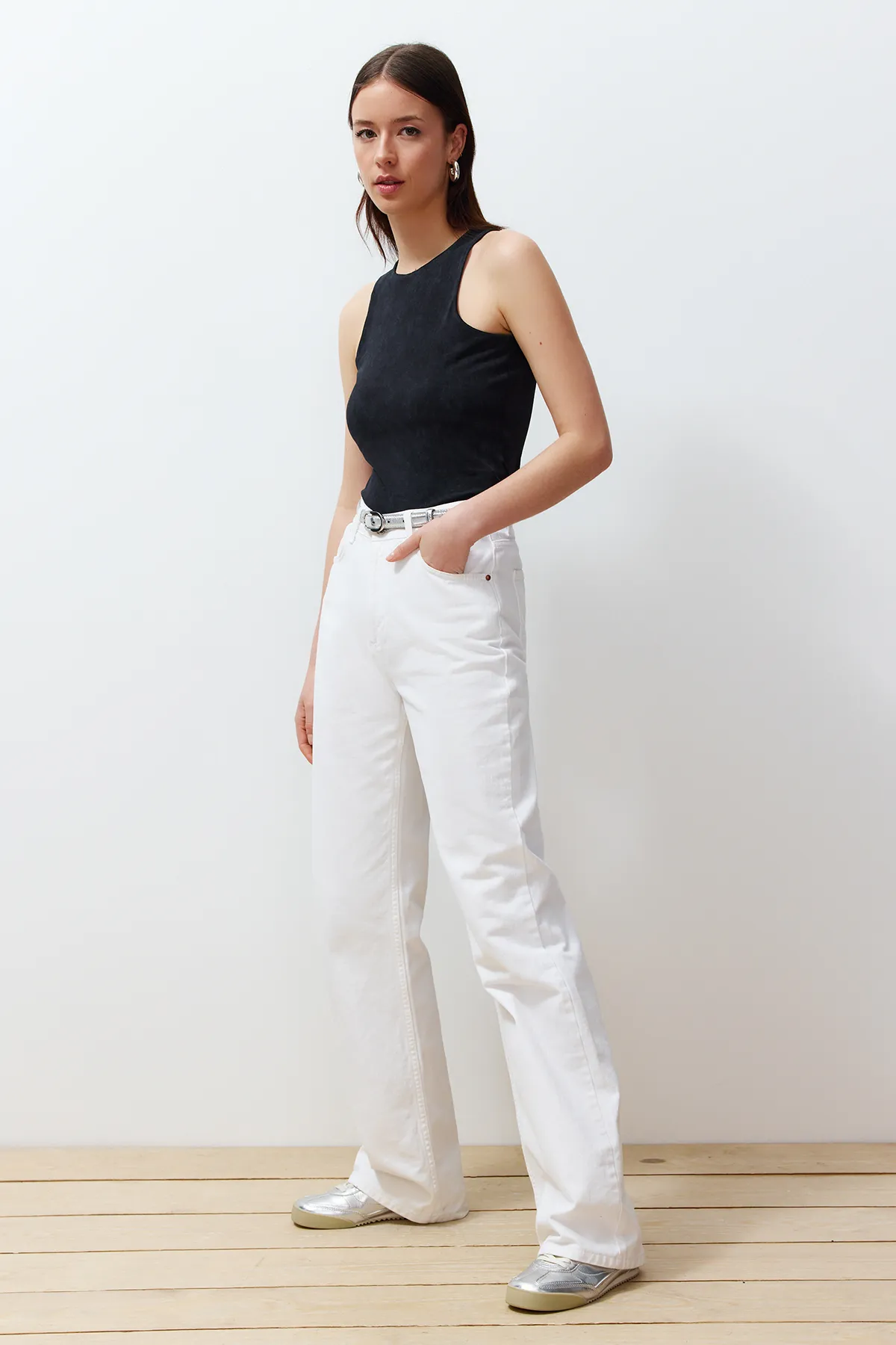 Trendyol Collection  Schwarzes Neckholder-Tanktop aus Baumwolle mit Antik-/Blasseffekt, eng anliegend/flexibel gestrickt, TWOSS23AL00069