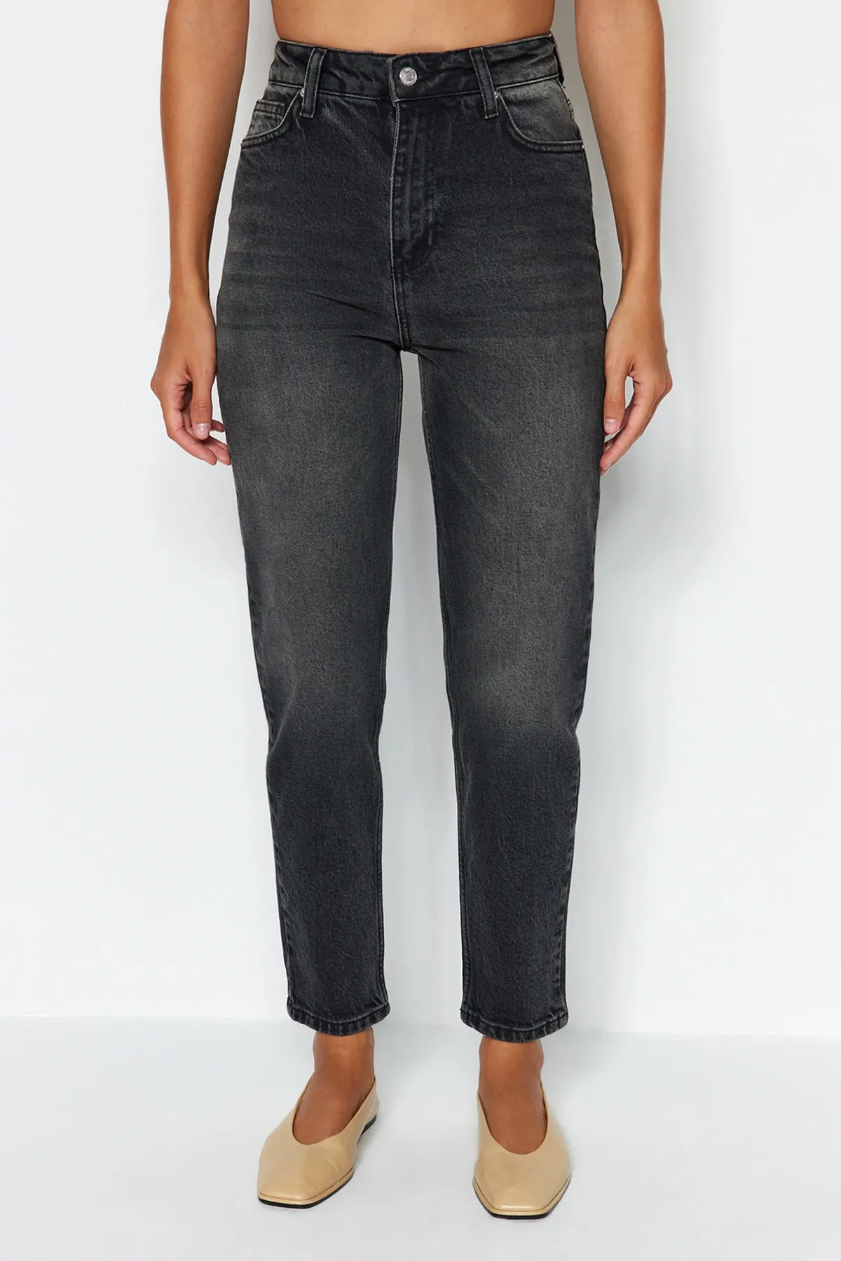 Trendyol Collection  Schwarze Slim Mom-Jeans mit hoher Taille TWOAW24JE00094