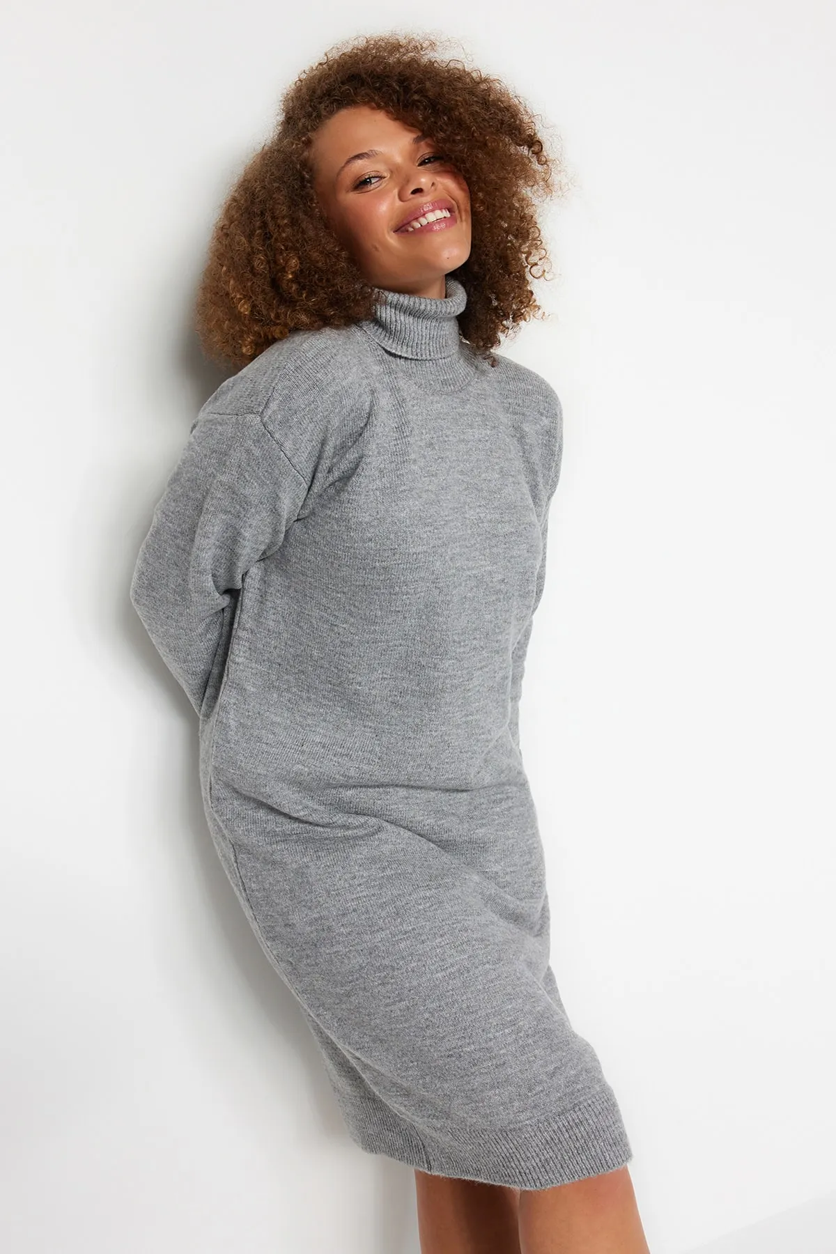 Trendyol Curve  Graues Rollkragen-Strickkleid TBBAW24AH00014