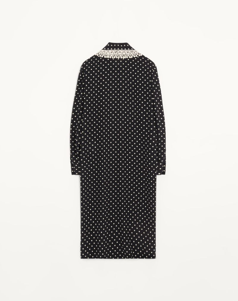 Vestido midi em crepe de chine plus depois com bolinhas médias.