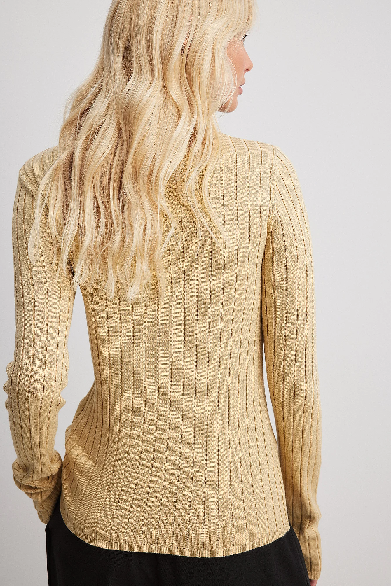Gerippter Strickpullover mit hohem Ausschnitt
