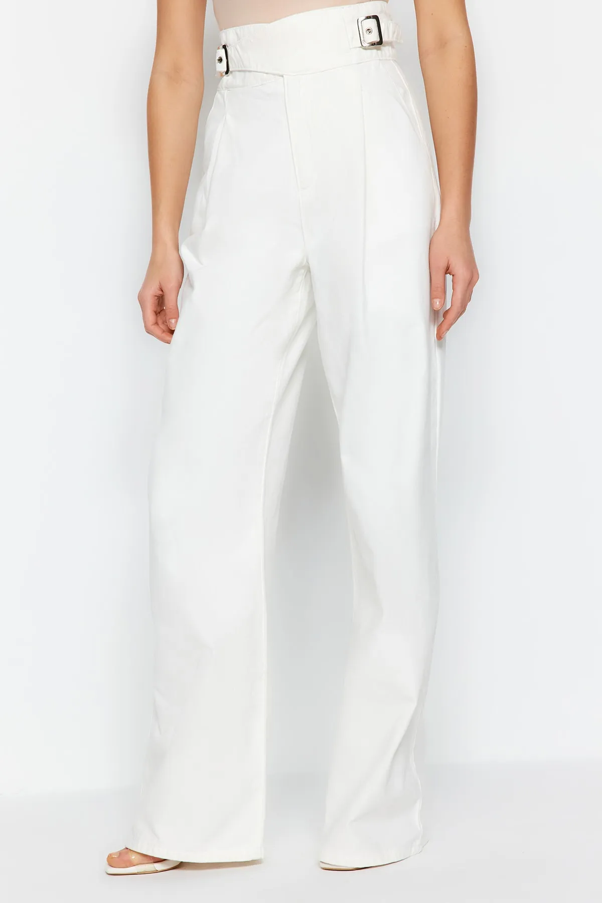 Trendyol Collection  Weiße Jeans mit hoher Taille und weitem Bein und Accessoire-Detail TWOSS23JE00280