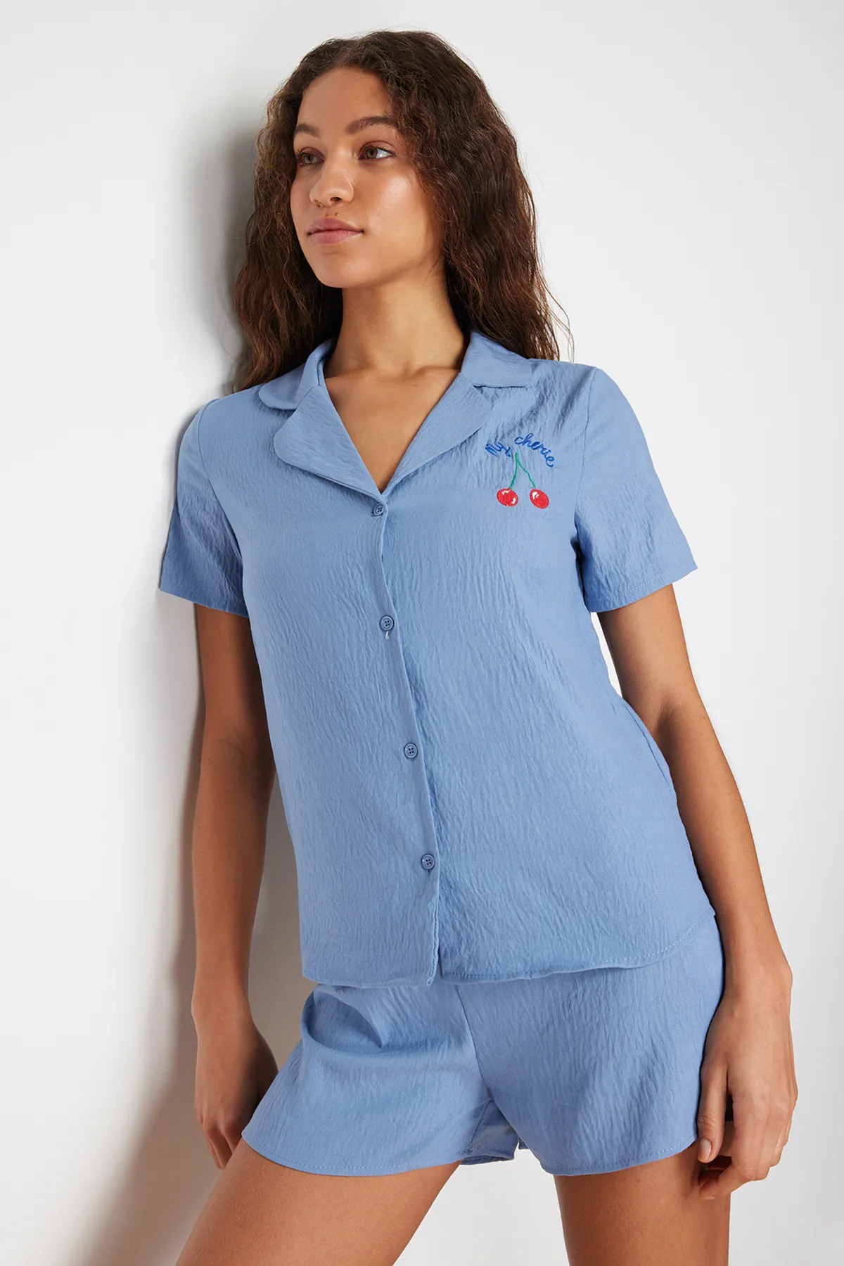 Trendyol Collection  Blue Cherry besticktes Webpyjama-Set THMSS24PT00066