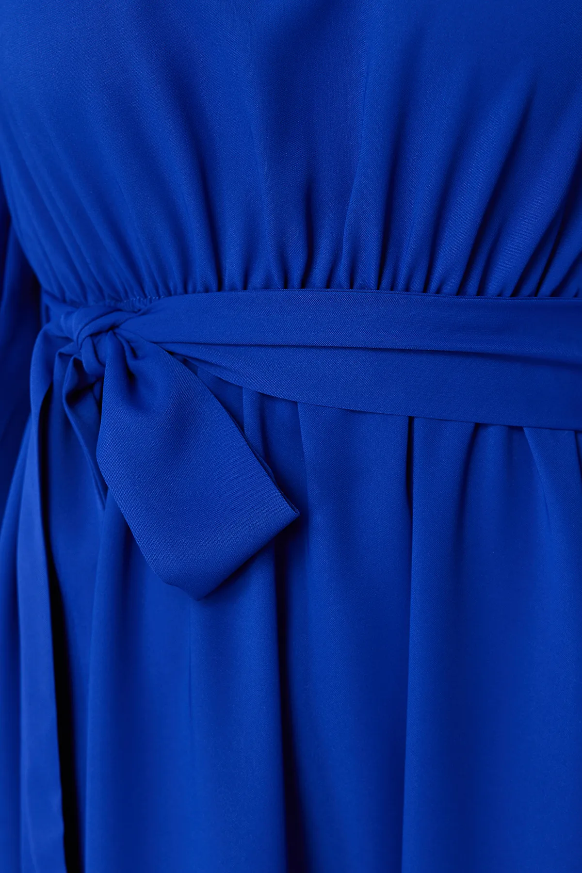 Trendyol Modest  Saks – Gewebtes Kleid mit halblangen Ärmeln und Gürtel TCTSS24DB00009