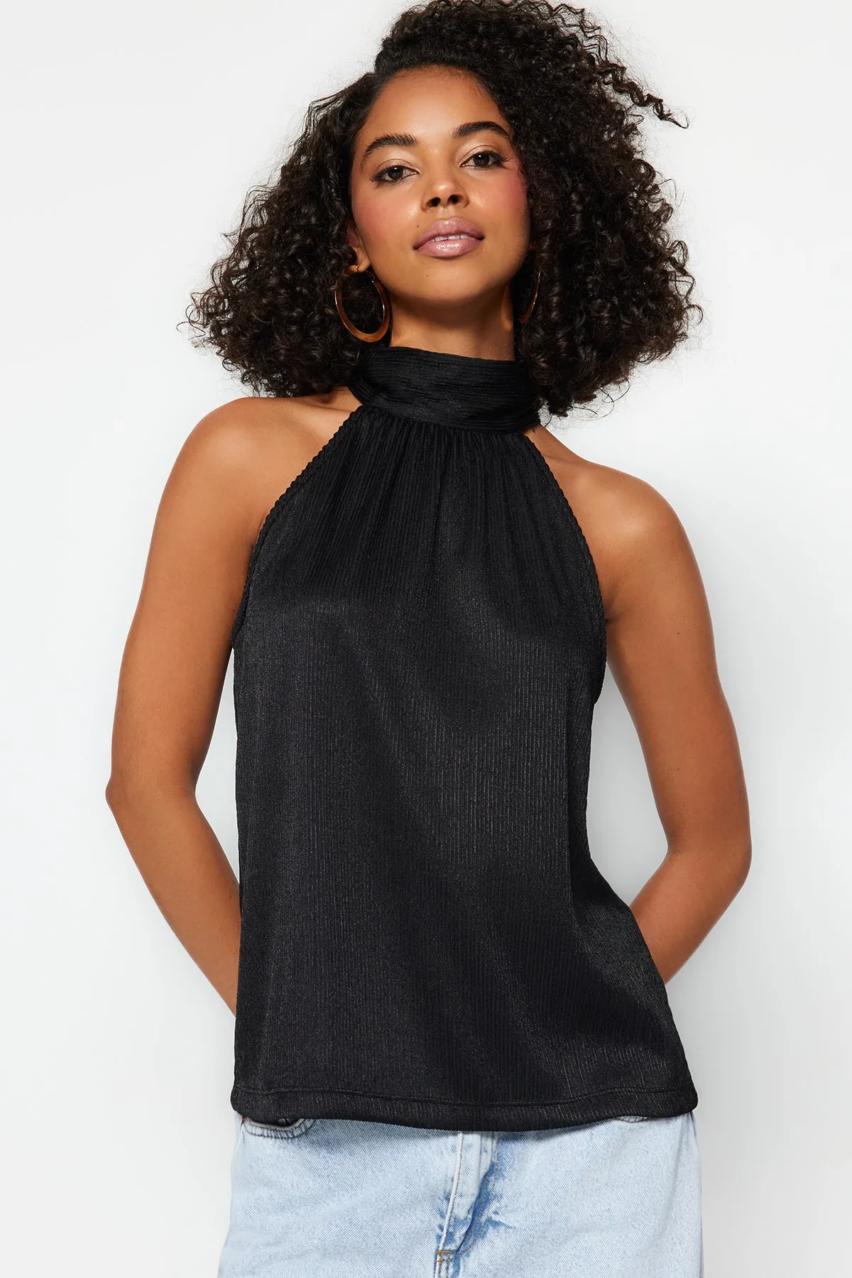 Trendyol Collection  Schwarze, plissierte Strickbluse mit hohem Kragen TWOSS23BZ00952