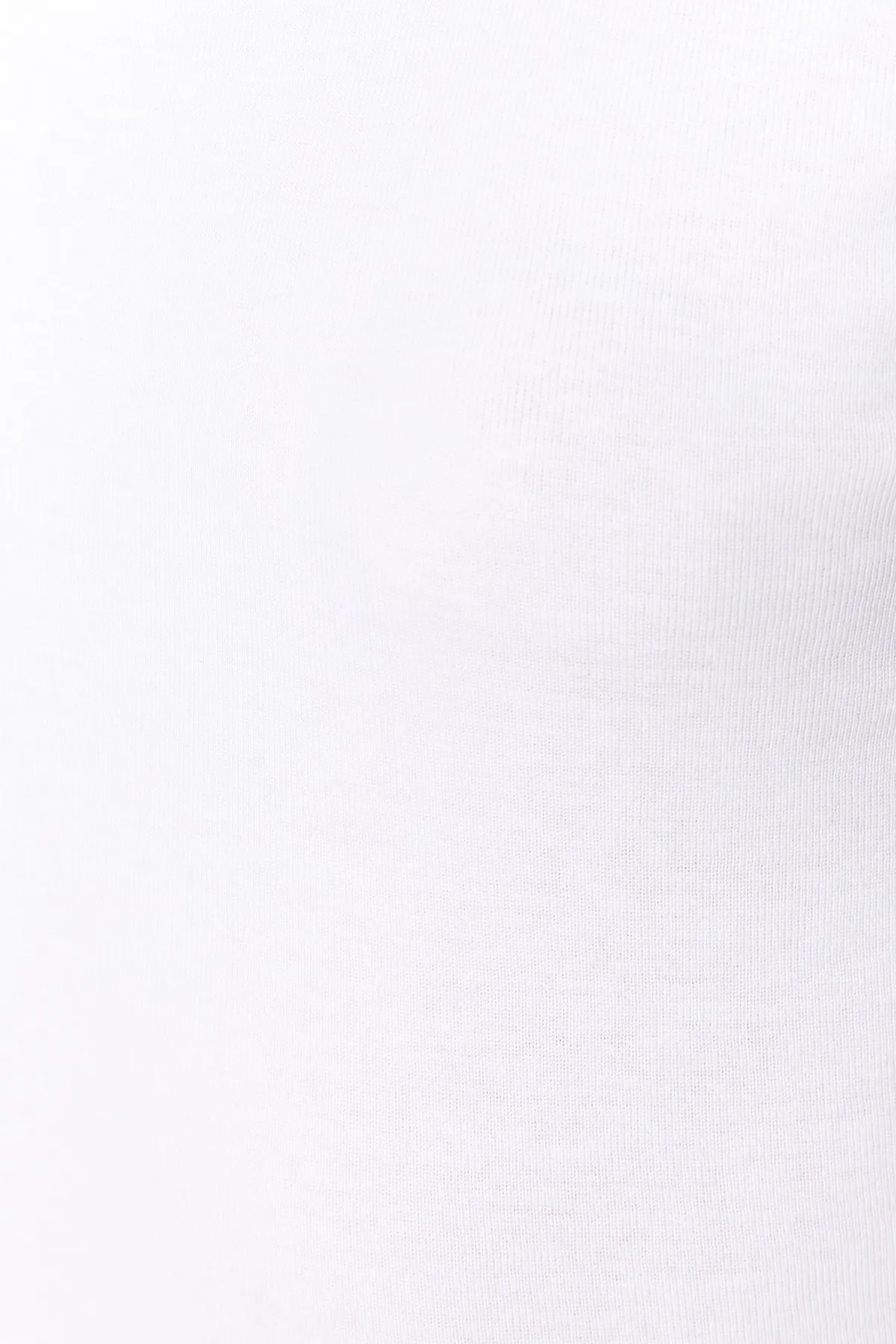 Trendyol Collection  Weißes, figurbetontes Basic-Strick-T-Shirt mit Poolausschnitt aus 100 % Baumwolle TWOSS23TS00096