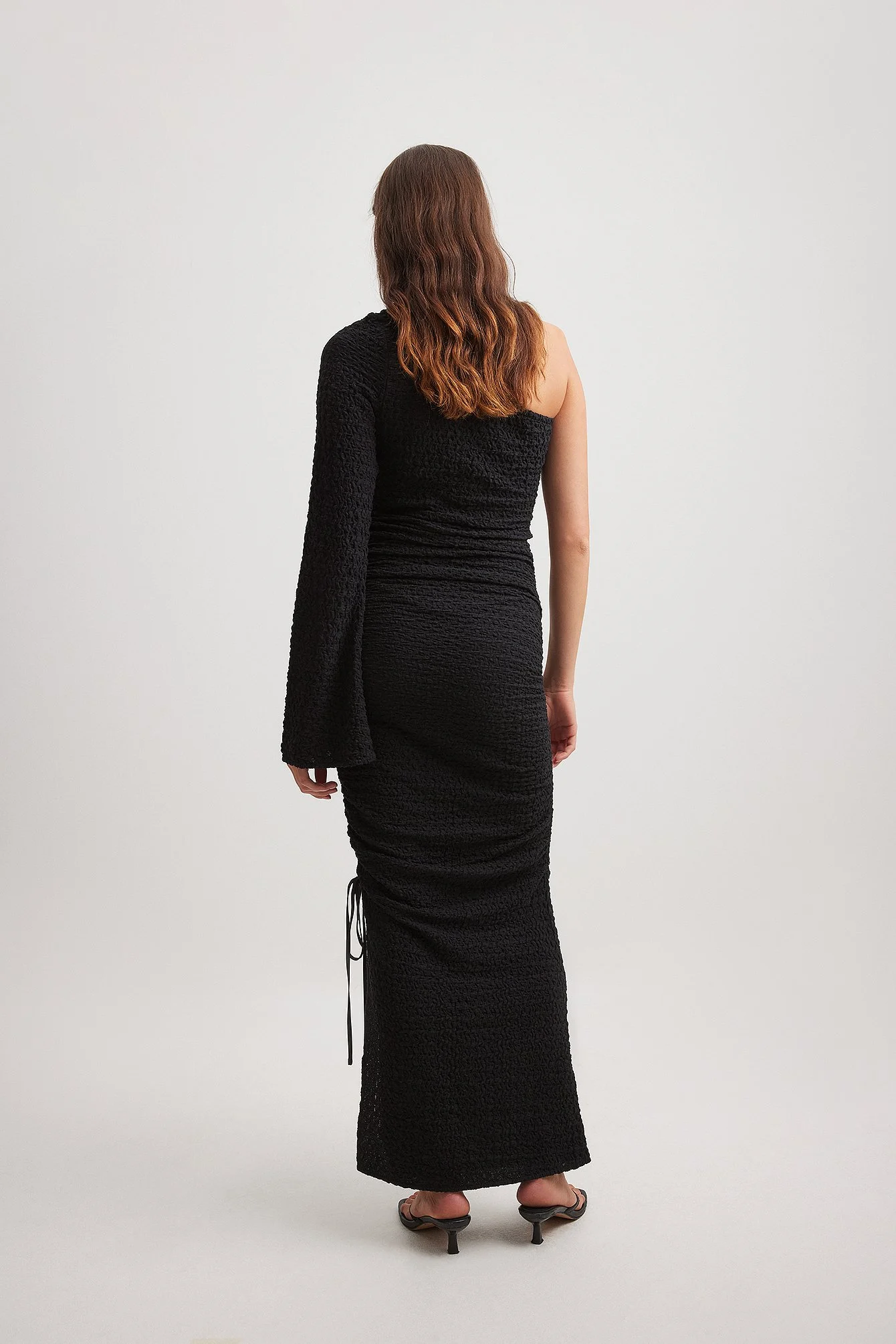 Strukturiertes, einseitig schulterfreies Maxikleid