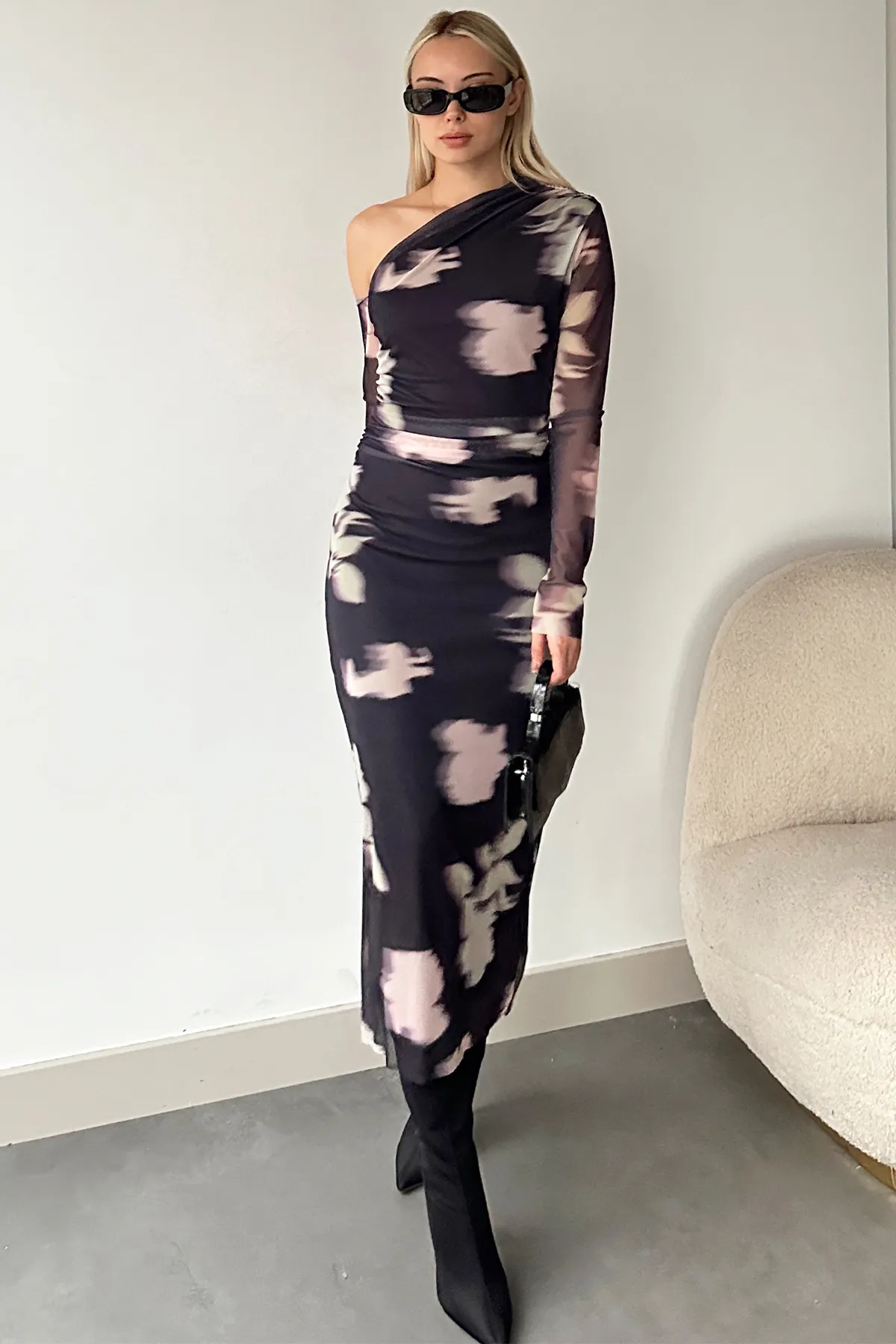 Trend Alaçatı Stili  Anthrazitfarbenes, tief ausgeschnittenes Webkleid mit asymmetrischem Kragen und Batikmuster für Damen ALC-X11264