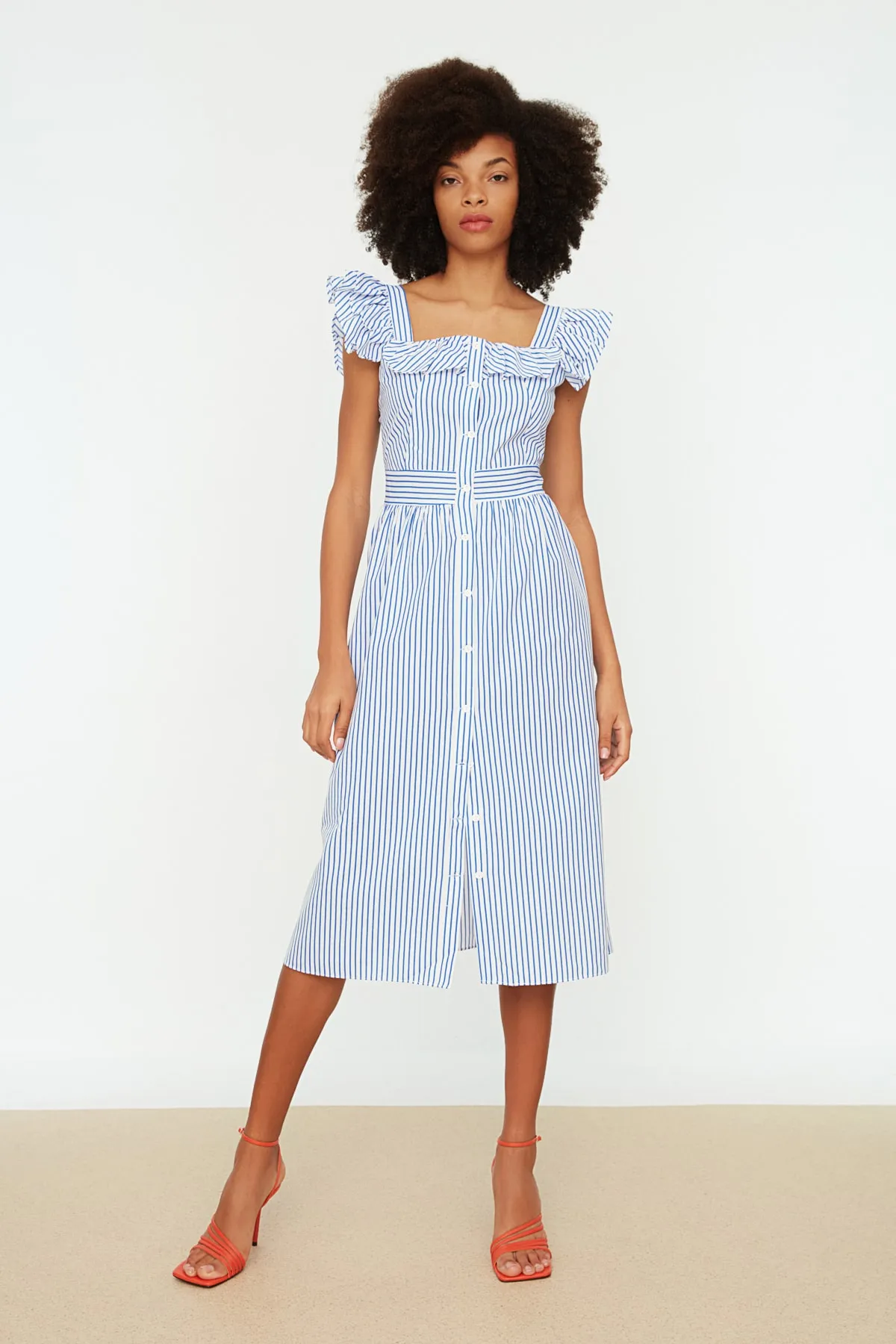 Trendyol Collection  Blaues, gewebtes Kleid mit Rüschenkragen und detailliertem, gestreiftem Midi-Hemd