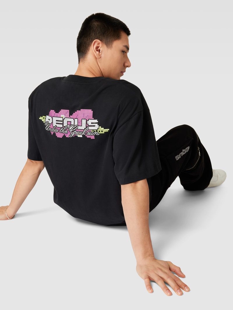PEQUS X P&C - T-Shirt mit Label-Prints in schwarz