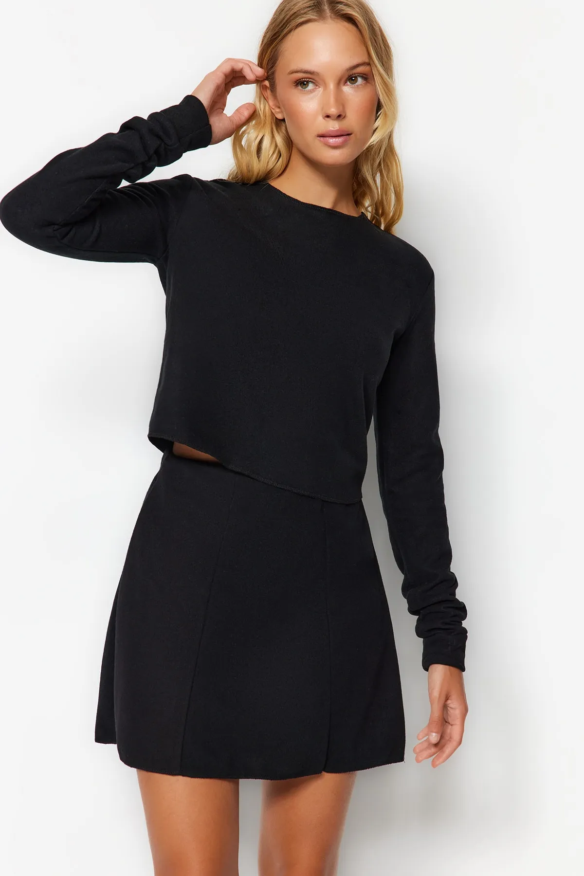 Trendyol Collection  Schwarze, schulterfreie, bauchfreie Strickbluse mit Rundhalsausschnitt und Selanik-/Strickwaren-Look TWOAW24BZ00168