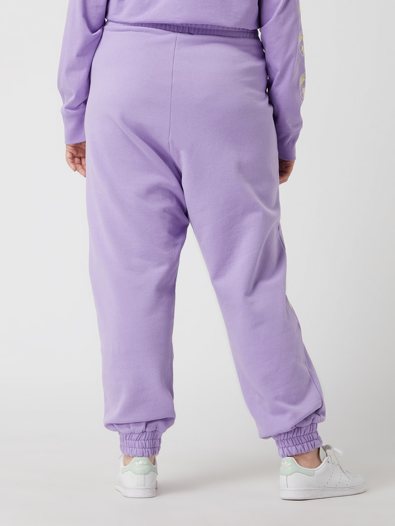 PLUS SIZE Sweathose mit Print in flieder