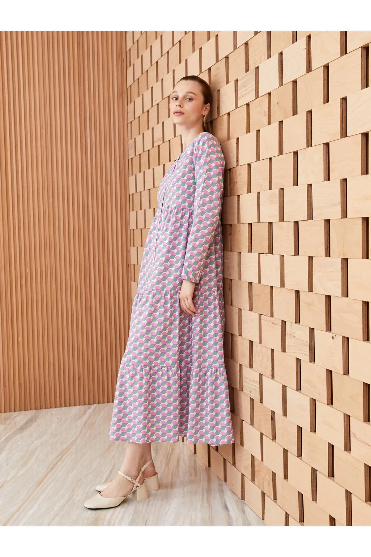 LC Waikiki  Gemustertes, langärmliges Damenkleid mit Rundhalsausschnitt