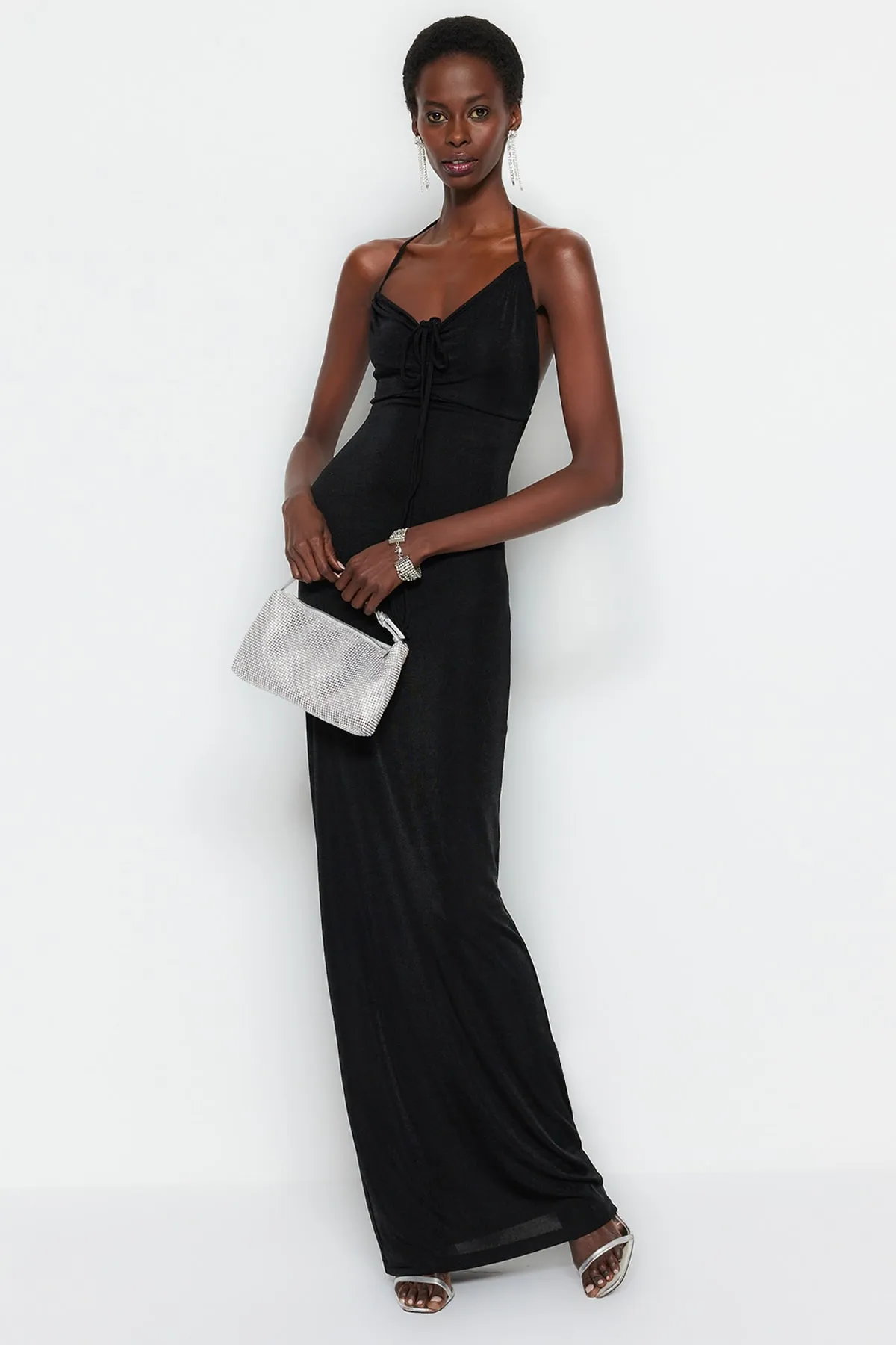 Trendyol Collection  Schwarzes, figurbetontes, langes Abendkleid aus Strick mit Glitzer TPRSS23AE00113