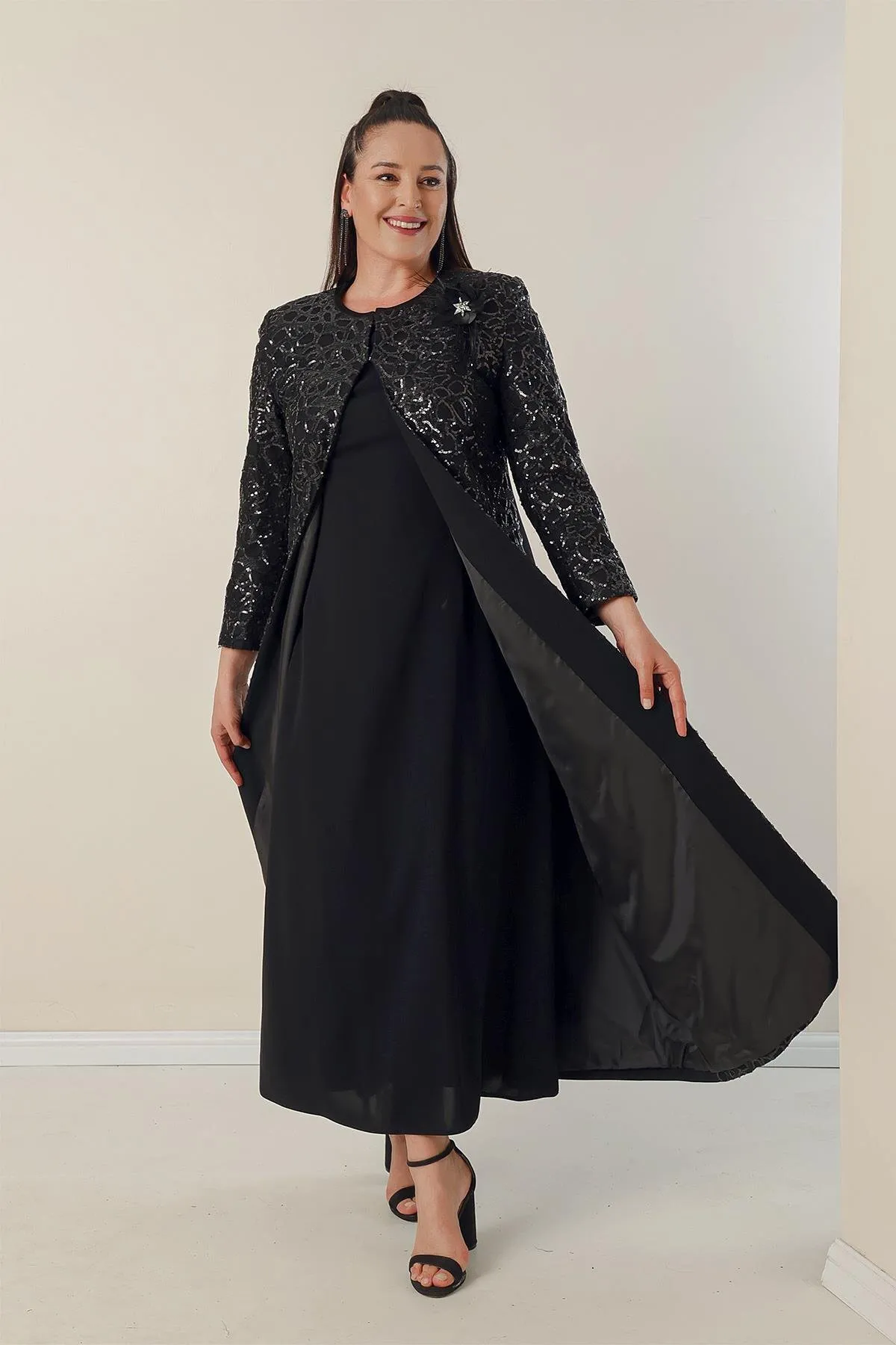 By Saygı  Langes Kreppkleid mit Halbmondärmeln und paillettenbesetztem Kaftan-Futter an den Ärmeln und vorne, 2-teiliges Set in Übergröße
