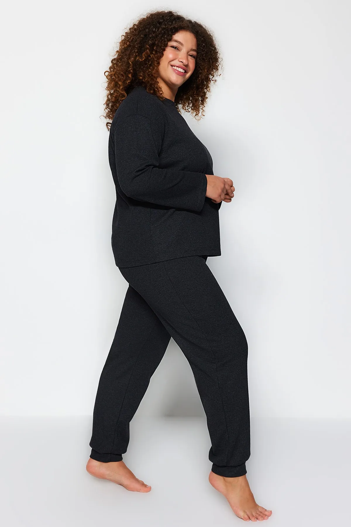 Trendyol Curve  Geräuchertes Pyjama-Set aus strukturiertem Strick TBBAW24AI00000