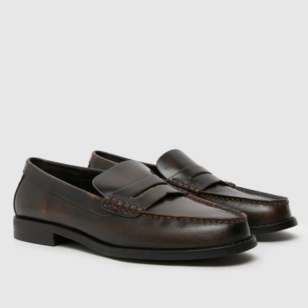 Schuh Lillian – Bruna, platta penny loafers i läder med rem