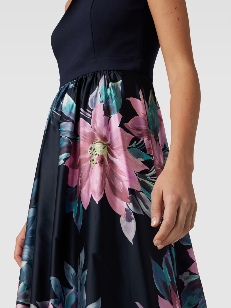 Abendkleid mit floralem Muster in marineblau meliert