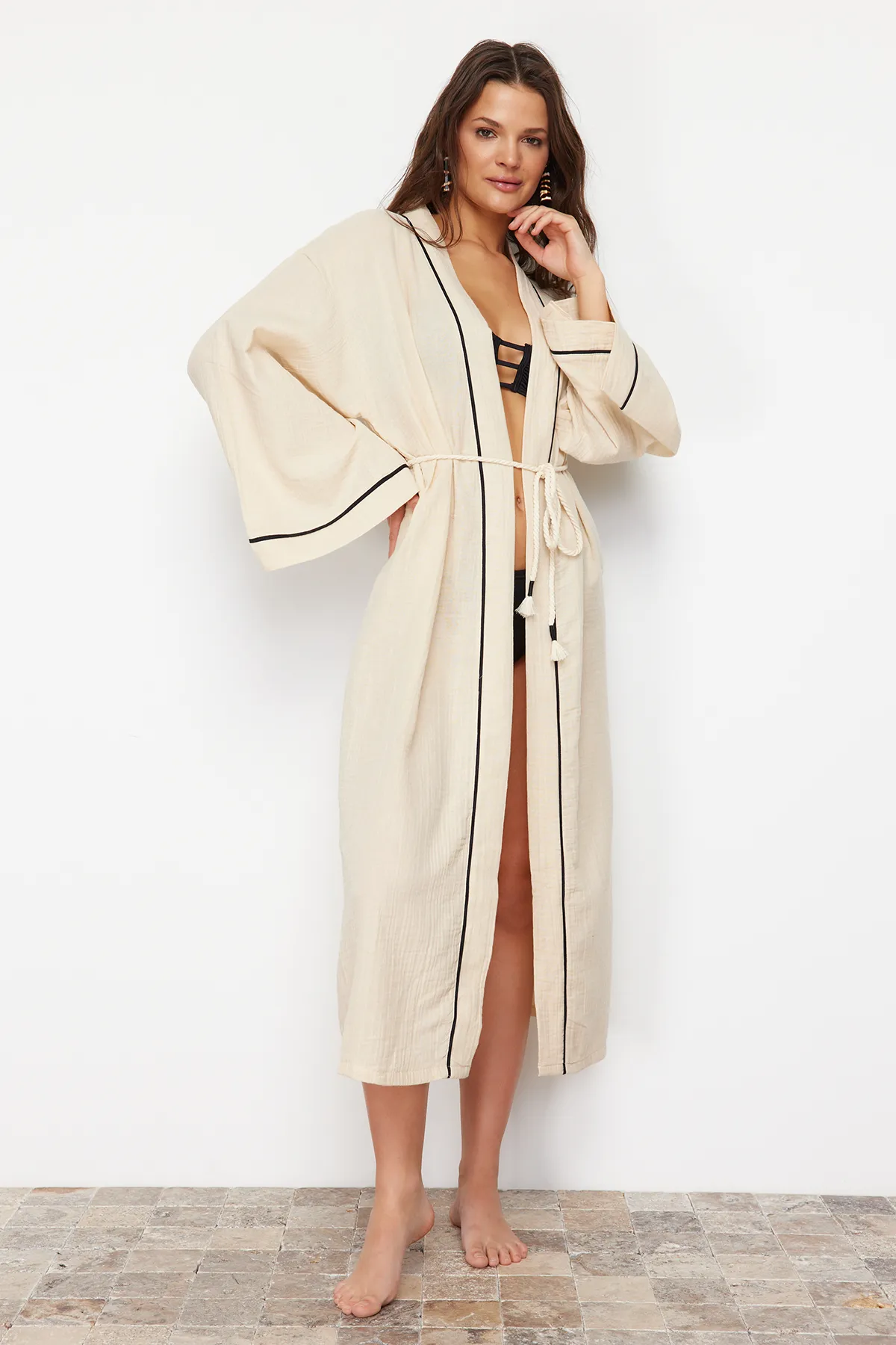 Trendyol Collection  Beigefarbener Maxi-Kimono und Kaftan aus Musselin mit gewebten Paspeln und Gürtel TBESS24KM00052