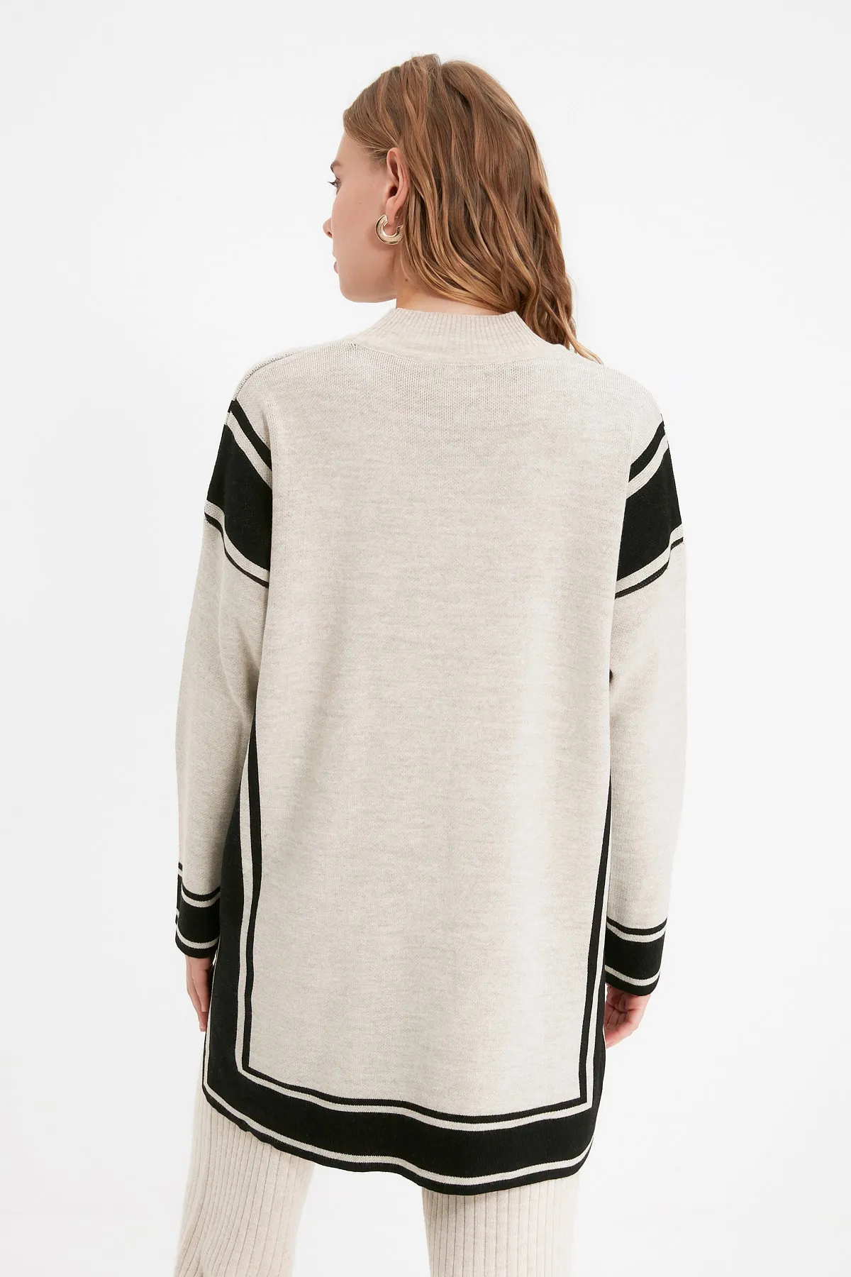 Trendyol Modest  Stein gestreifter Strickpullover mit hohem Kragen TCTAW22AK0163