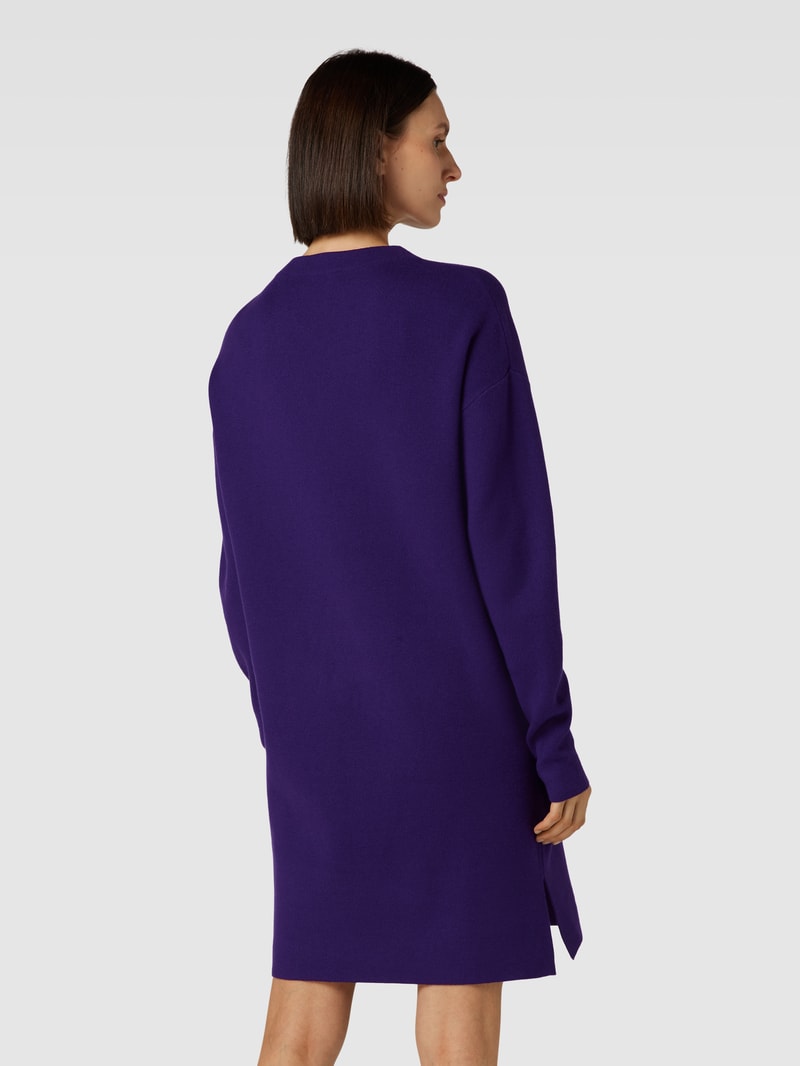 Knielanges Strickkleid mit Rundhalsausschnitt in purple