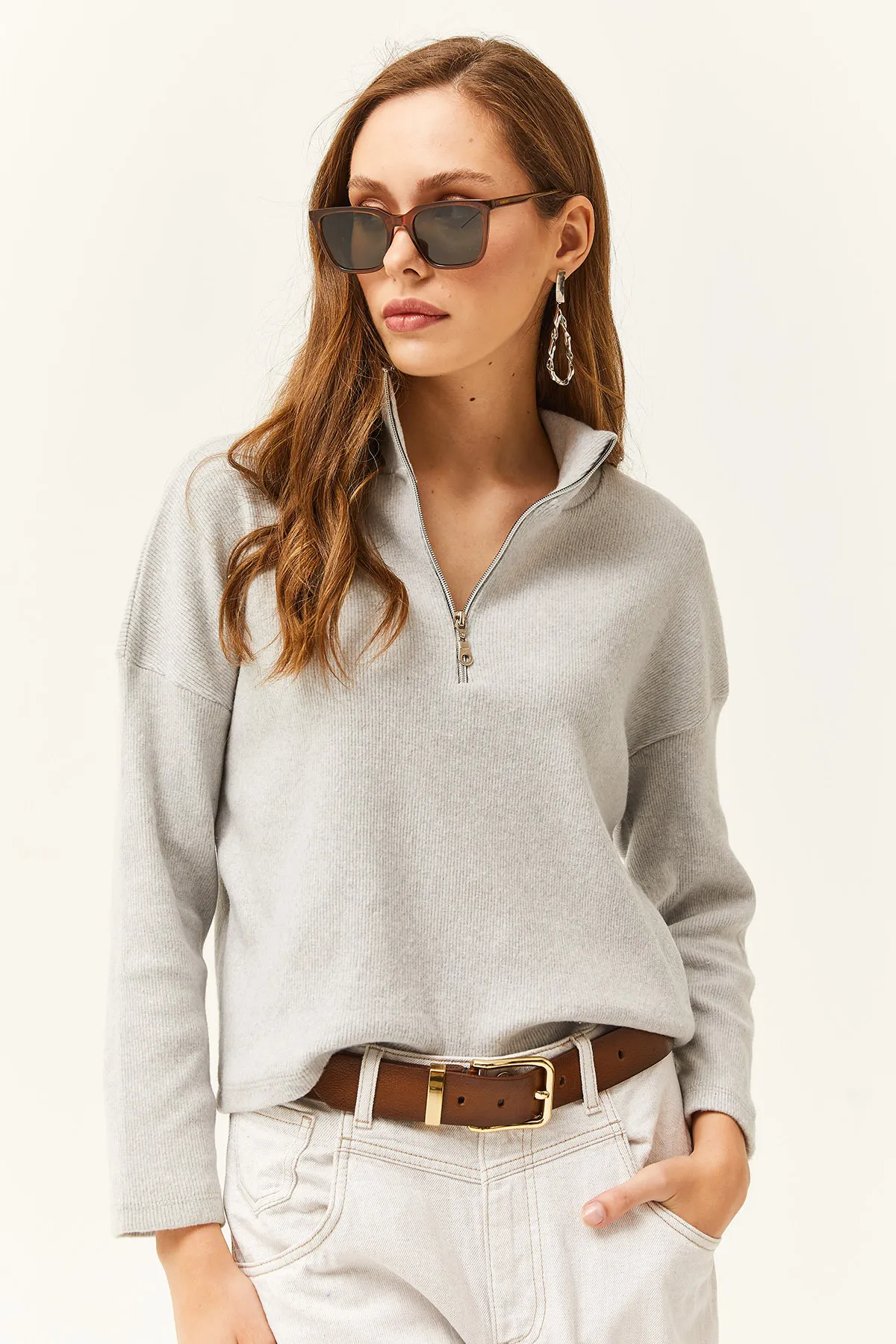 Olalook  Hellgraues Sweatshirt mit Stehkragen und Reißverschluss für Damen