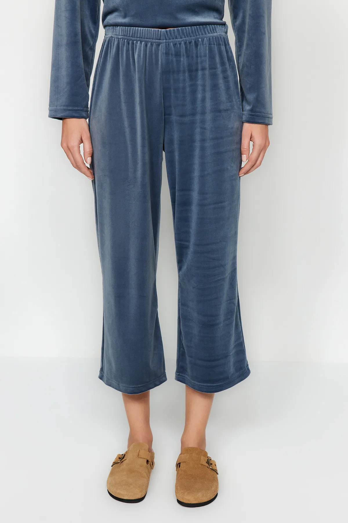 Trendyol Collection  Blaues, weiches T-Shirt-Capri-Pyjama-Set aus Samt THMAW24PT00165