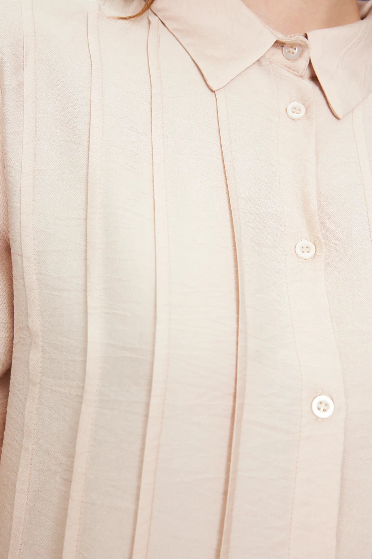 Trendyol Modest  Steinfarbenes, plissiertes Hemd mit Schnürung und detailliertem Webmuster TCTSS24TG00036