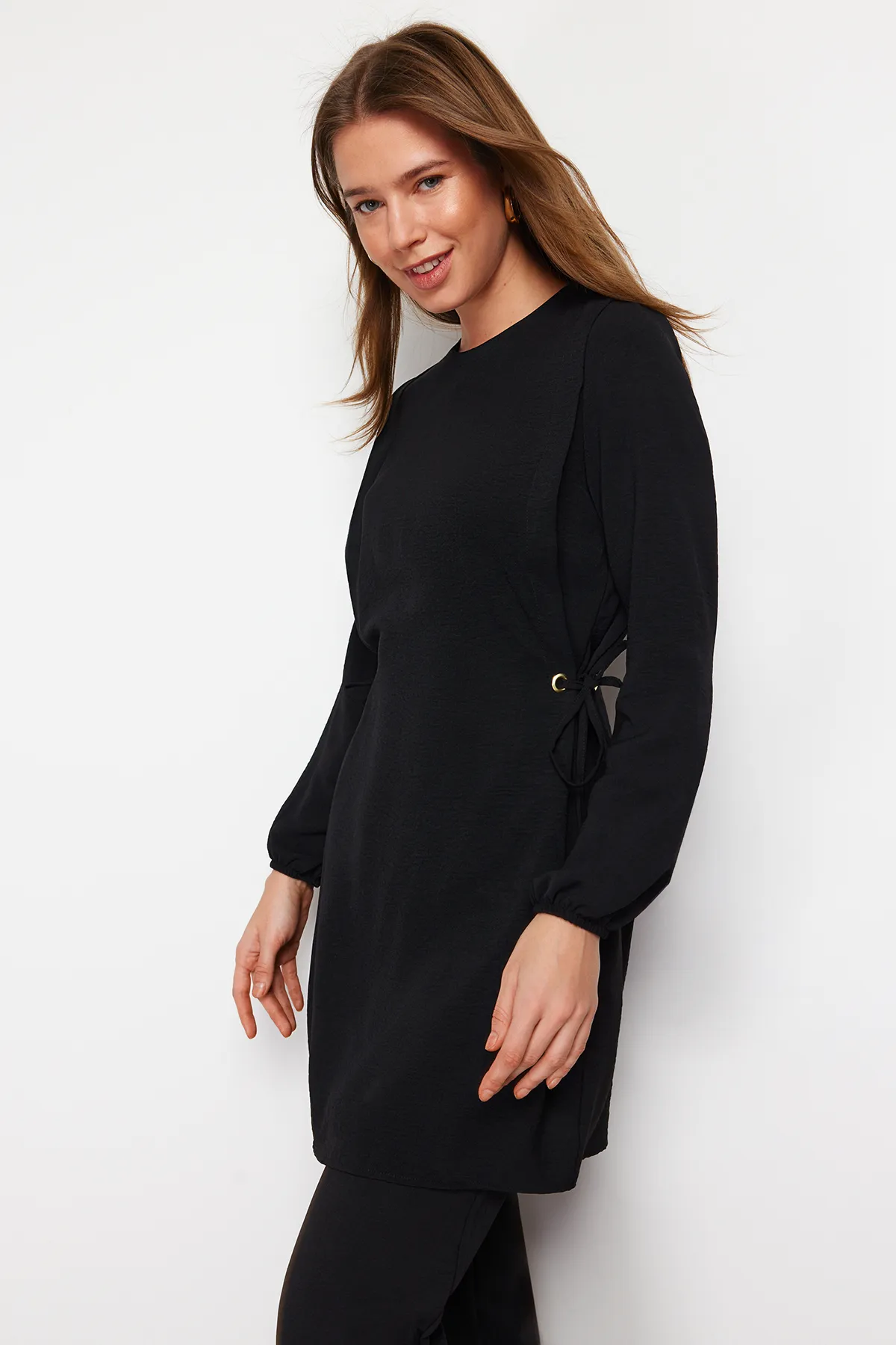 Trendyol Modest  Schwarzes Aerobin Tunika-Hosen-Set mit Ösen und Krawattendetails TCTAW22US0092