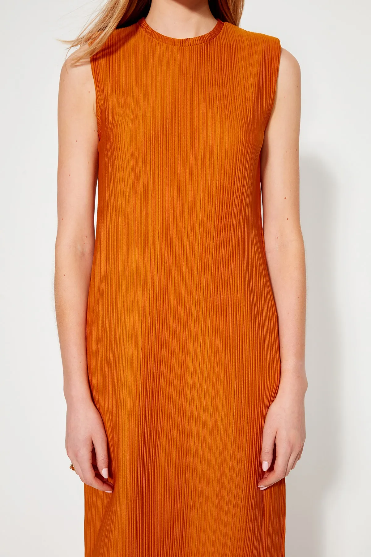 Trendyol Collection  Orange gepolstertes Etuikleid/einfaches Midi-Strickkleid mit Falten TWOSS23EL00358