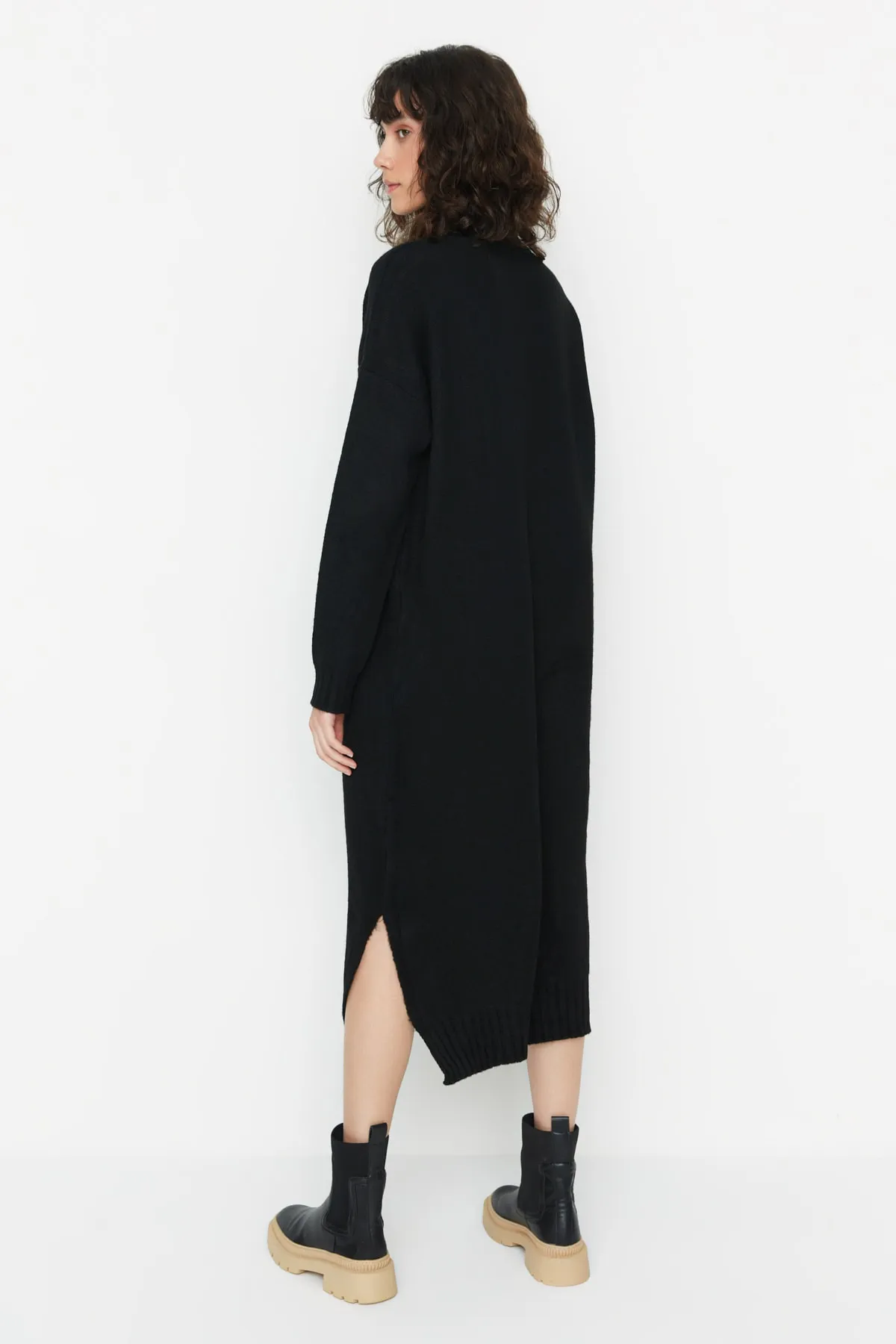 Trendyol Collection  Schwarz Schwarzes, weit geschnittenes Midi-Strickkleid mit weicher Struktur und hohem Kragen TWOAW23EL0005 Kleid TWOAW23EL0005
