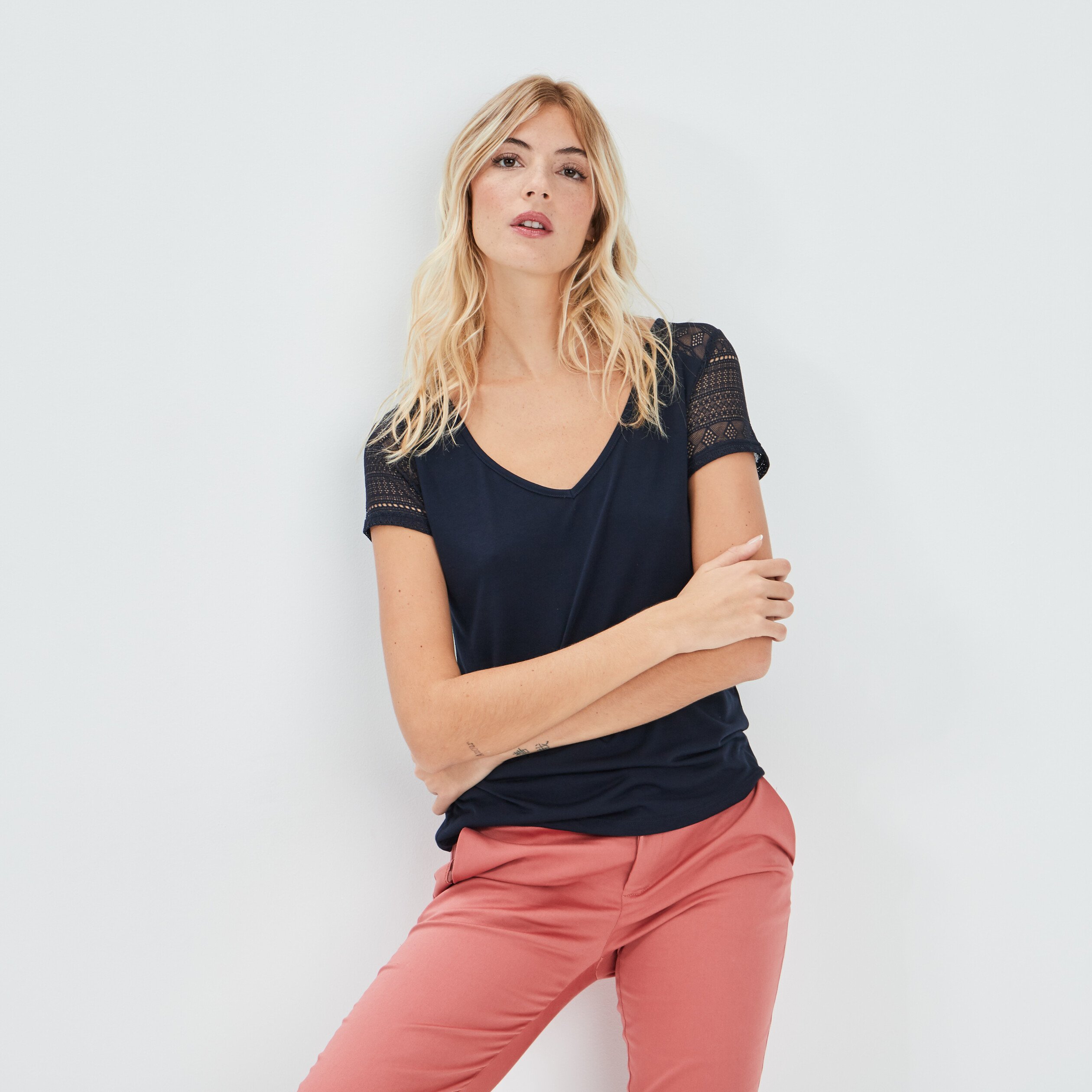T-shirt manches courtes détail dentelle bleu marine femme | La Halle