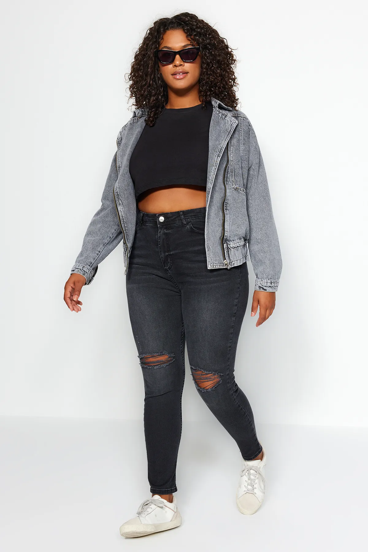 Trendyol Curve  Schwarze, dehnbare Skinny-Jeans mit hoher Taille und Destroy-Details TBBSS23CJ00014