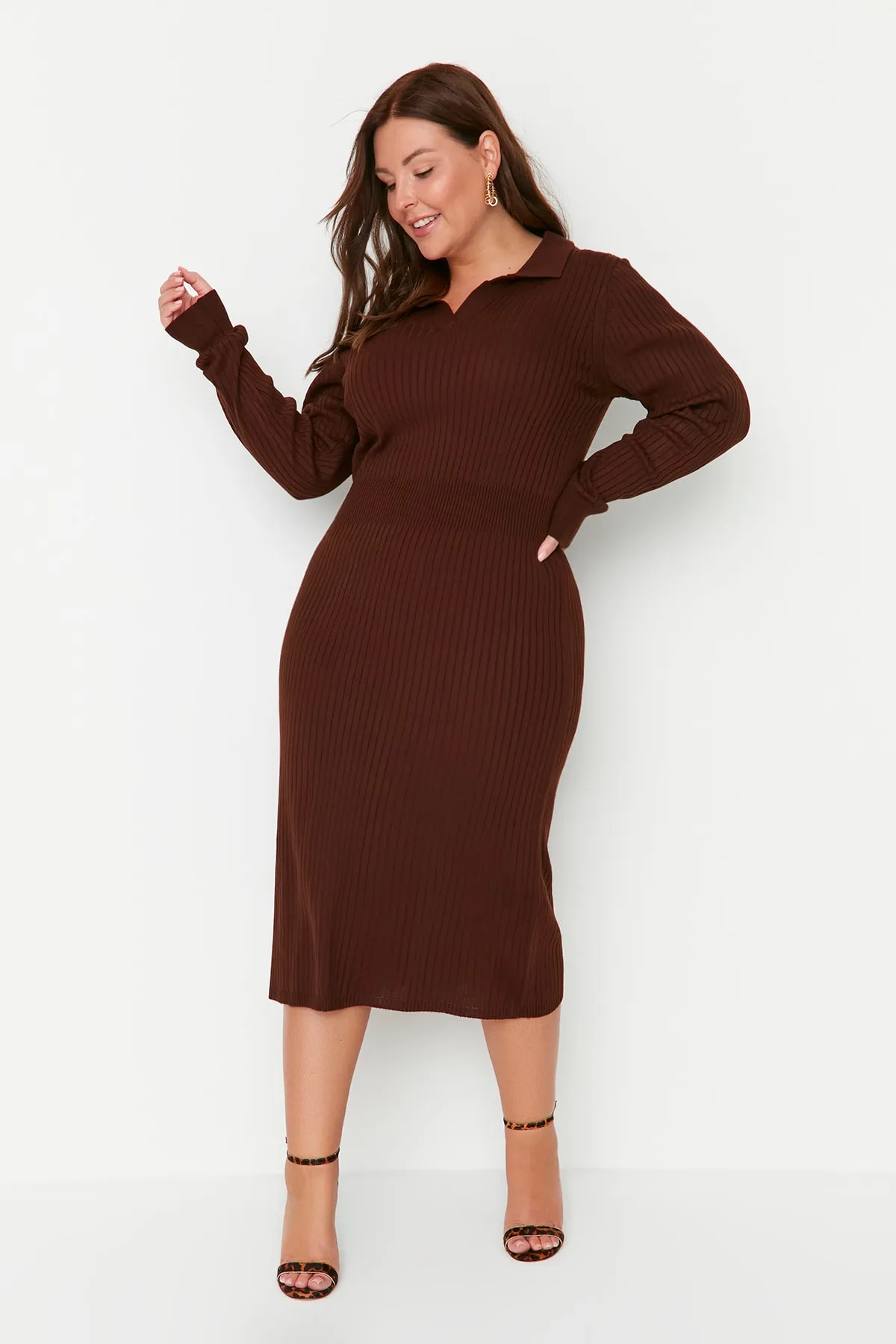 Trendyol Curve  Dunkelbraunes Strickkleid mit Polokragen