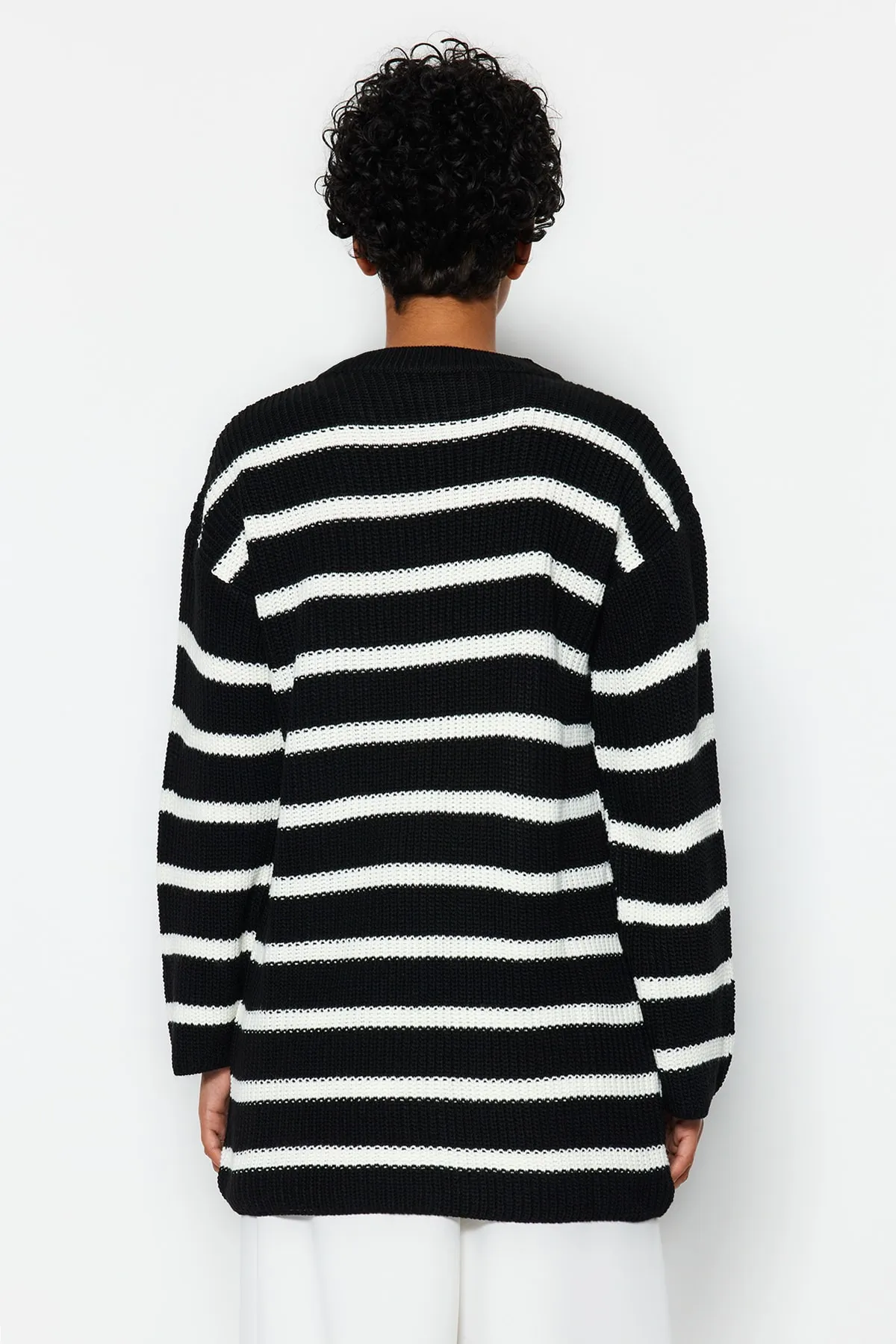Trendyol Modest  Schwarz gestreifter Thessaloniki-Strickpullover TCTAW24AK00000