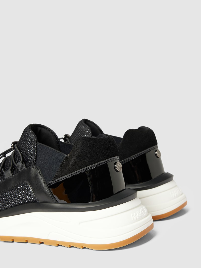 Sneaker mit Label-Detail in schwarz