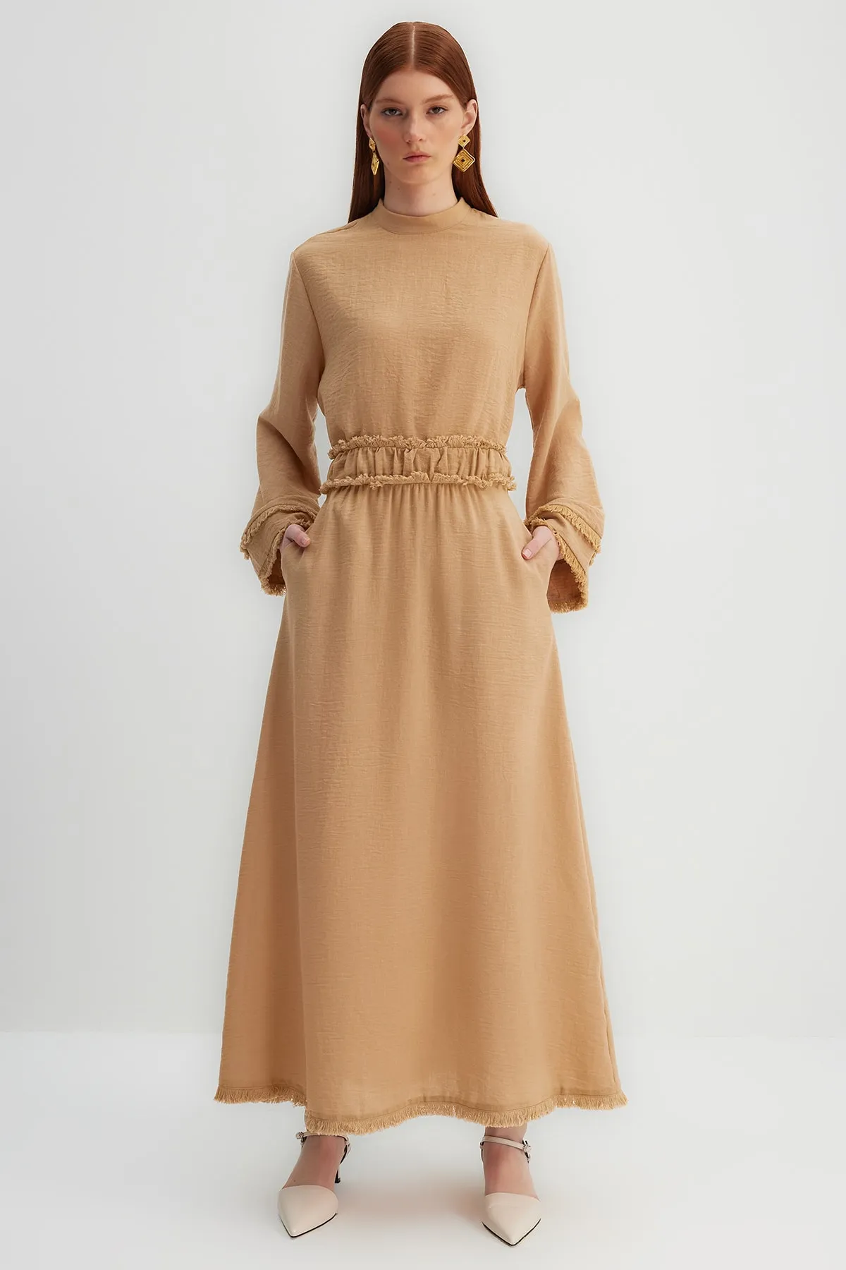 Trendyol Modest  X Kevser Sarıoglu Beigefarbener gewebter Rock mit Quastendetail an der Taille TCLSS23EE00000