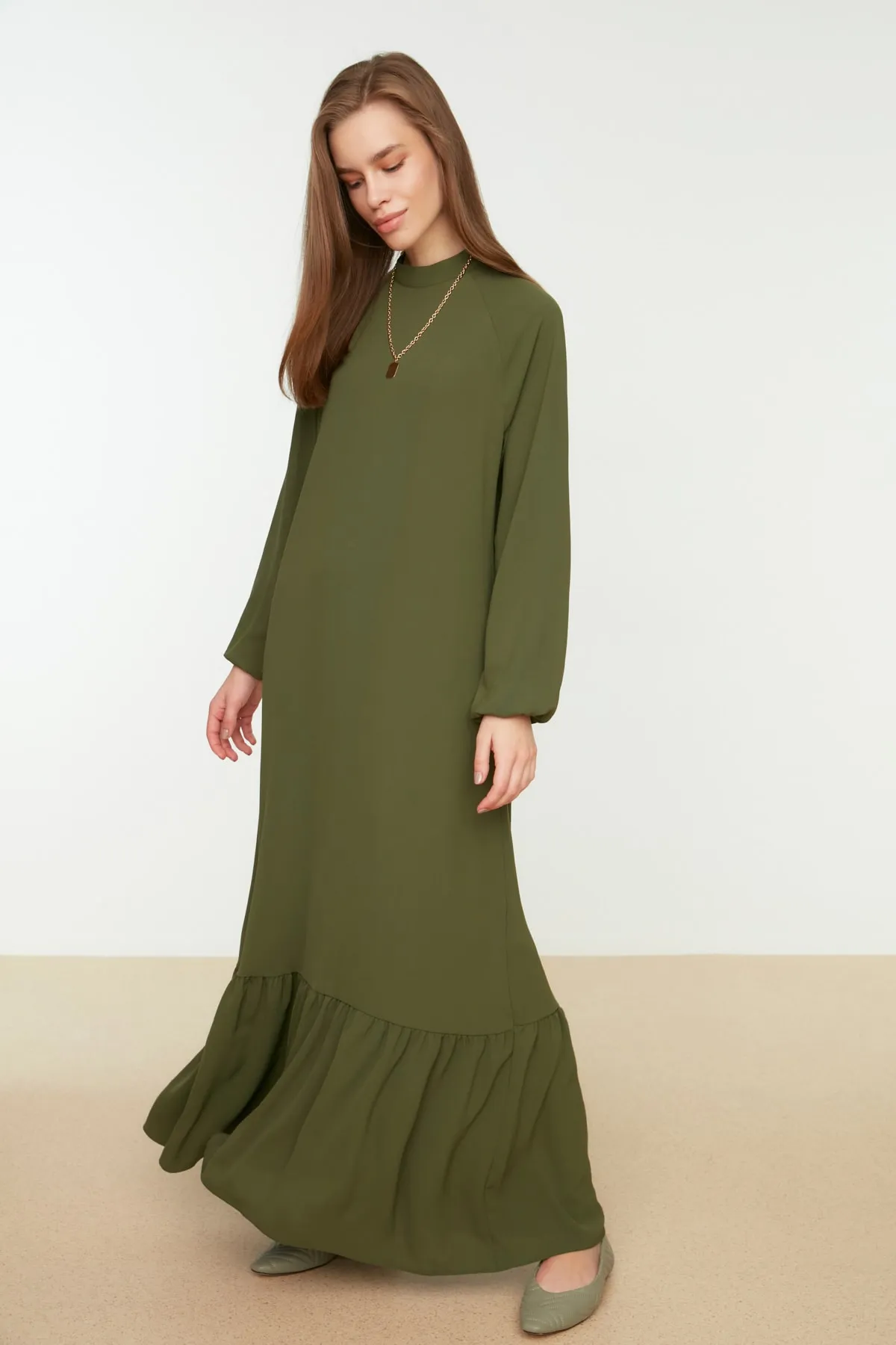 Trendyol Modest  Khakifarbenes, elastisches Aerobin-Gewebekleid mit Stehkragen und Ärmelenden TCTSS22EB0010