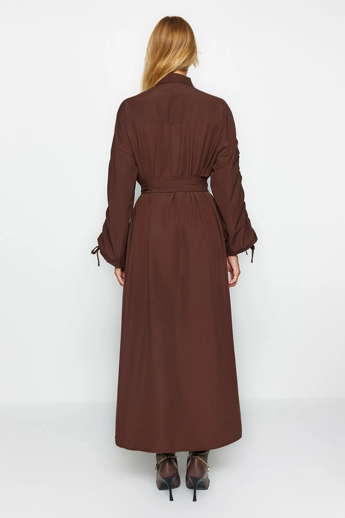 Trendyol Modest  Braunes Hemdblusenkleid aus gewebter Baumwolle mit Gürtel und verstellbaren Ärmeln TCTSS23EB00365