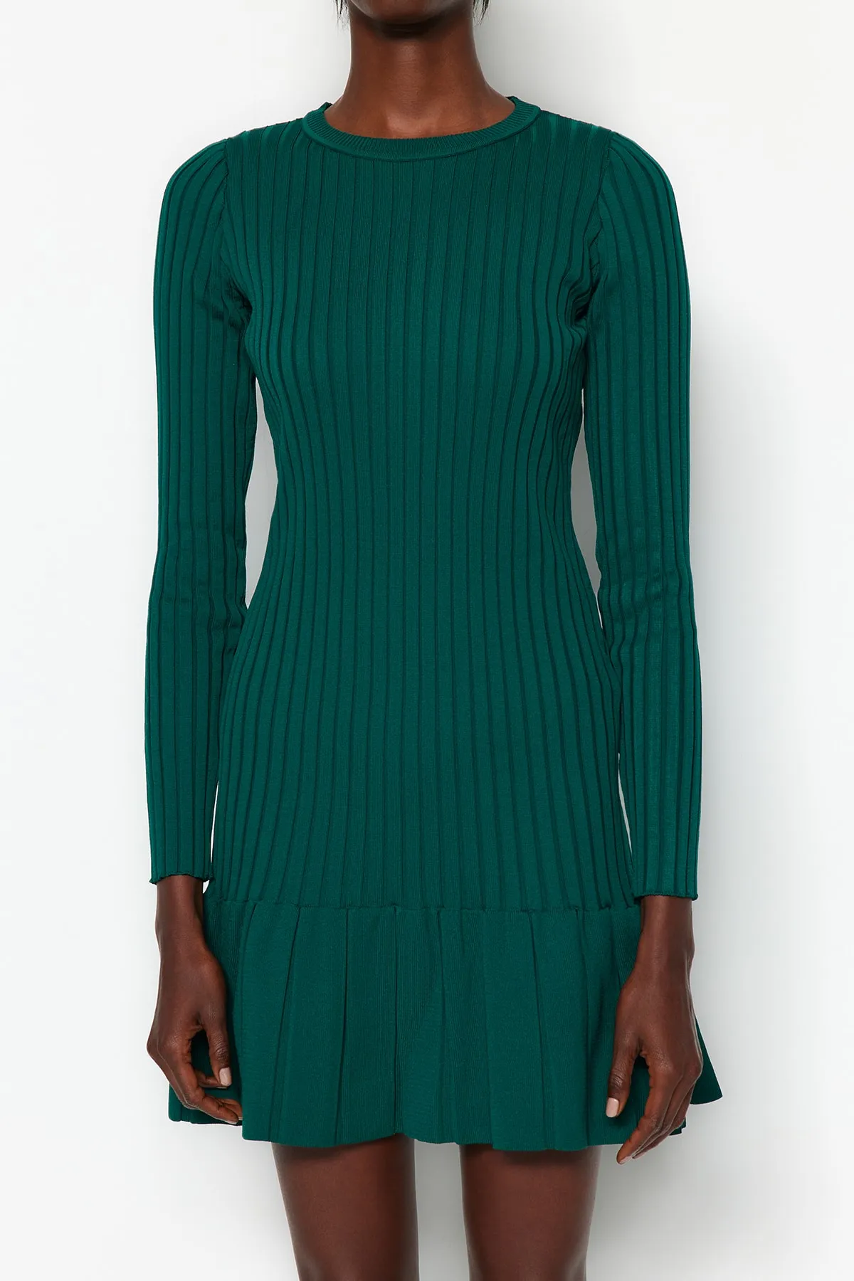 Trendyol Collection  Smaragdgrünes Mini-Strickkleid mit Rundhalsausschnitt TWOAW24EL00013