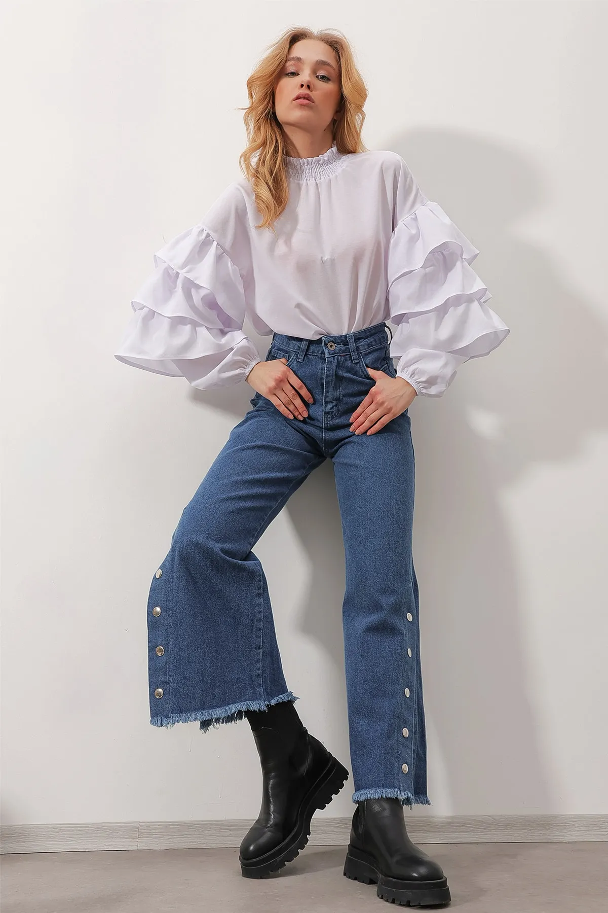 Trend Alaçatı Stili  Weiße Damenbluse aus Webstoff mit Rollkragen und Volants ALC-X9762