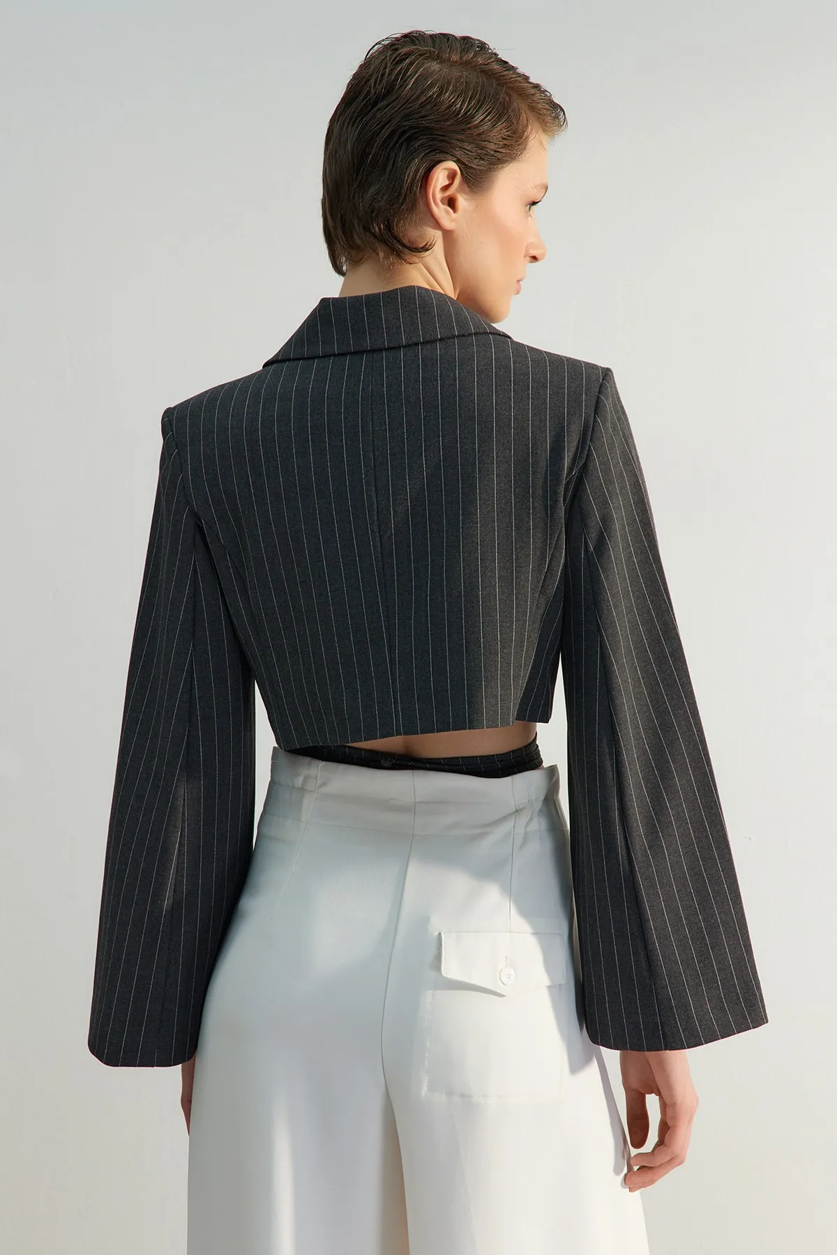 Trendyol Collection  Grauer, bauchfrei gefütterter, zweireihiger Blazer aus gewebtem, gestreiftem Polyviscon TWOSS23BC00123
