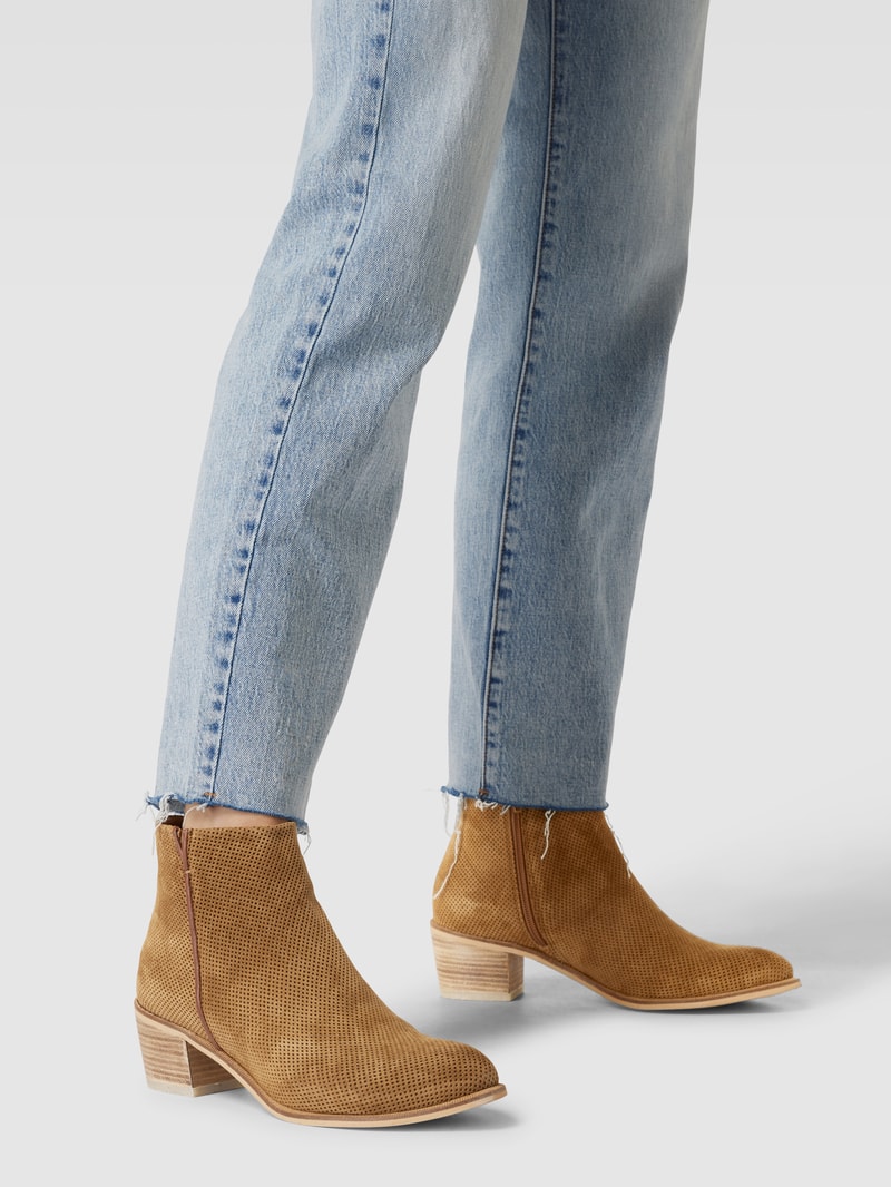 Stiefeletten mit Strukturmuster in camel
